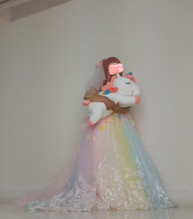 実例写真！パーティードレス レインボー ベアトップ 花モチーフ 裾に繊細レースをあしらった バックリボン 前撮り 可愛い