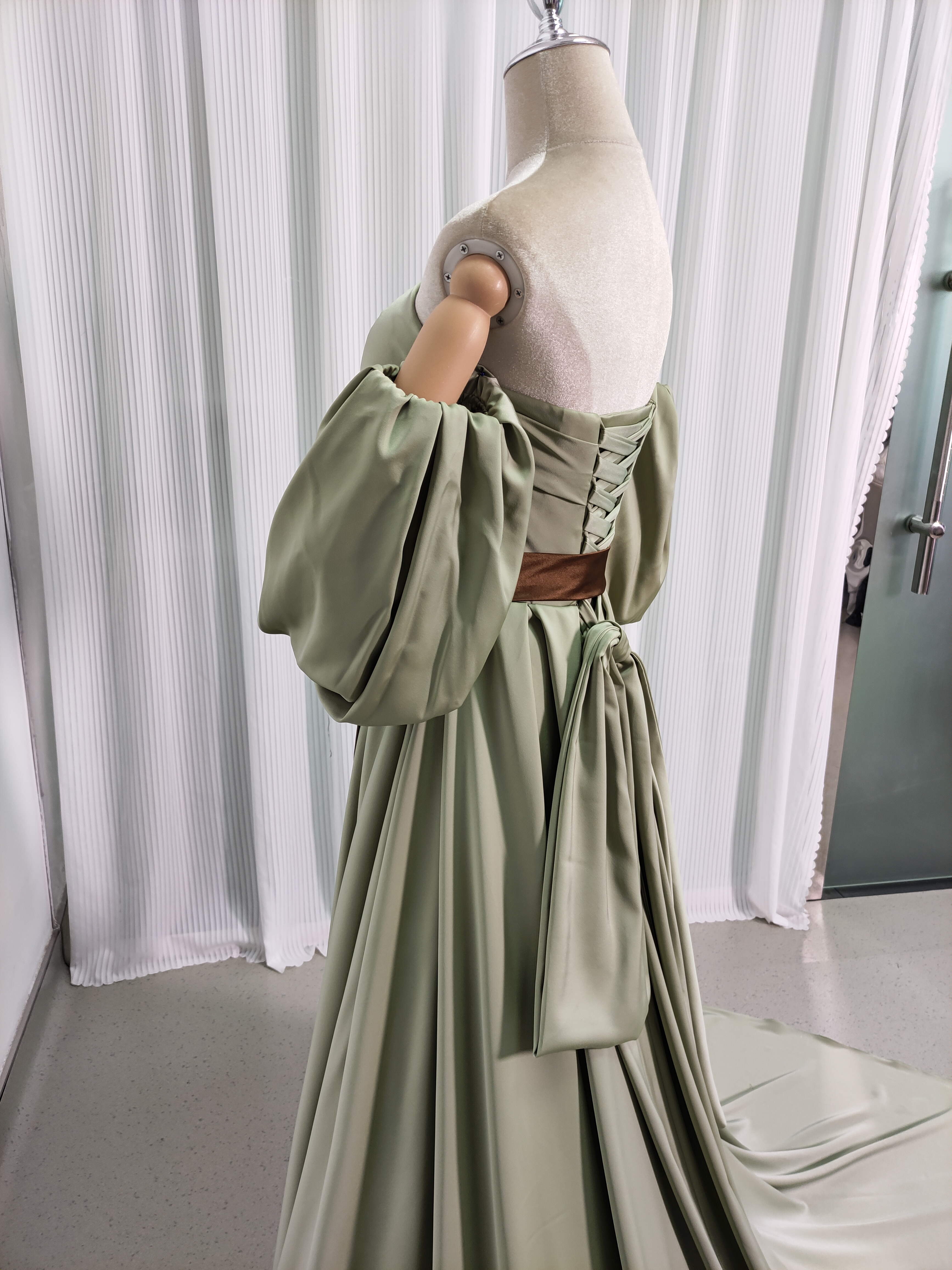 カラードレス ピスタチオグリーン ベアトップ パフスリーブ サッシュベルト バックリボン 滑らか ビスチェドレス