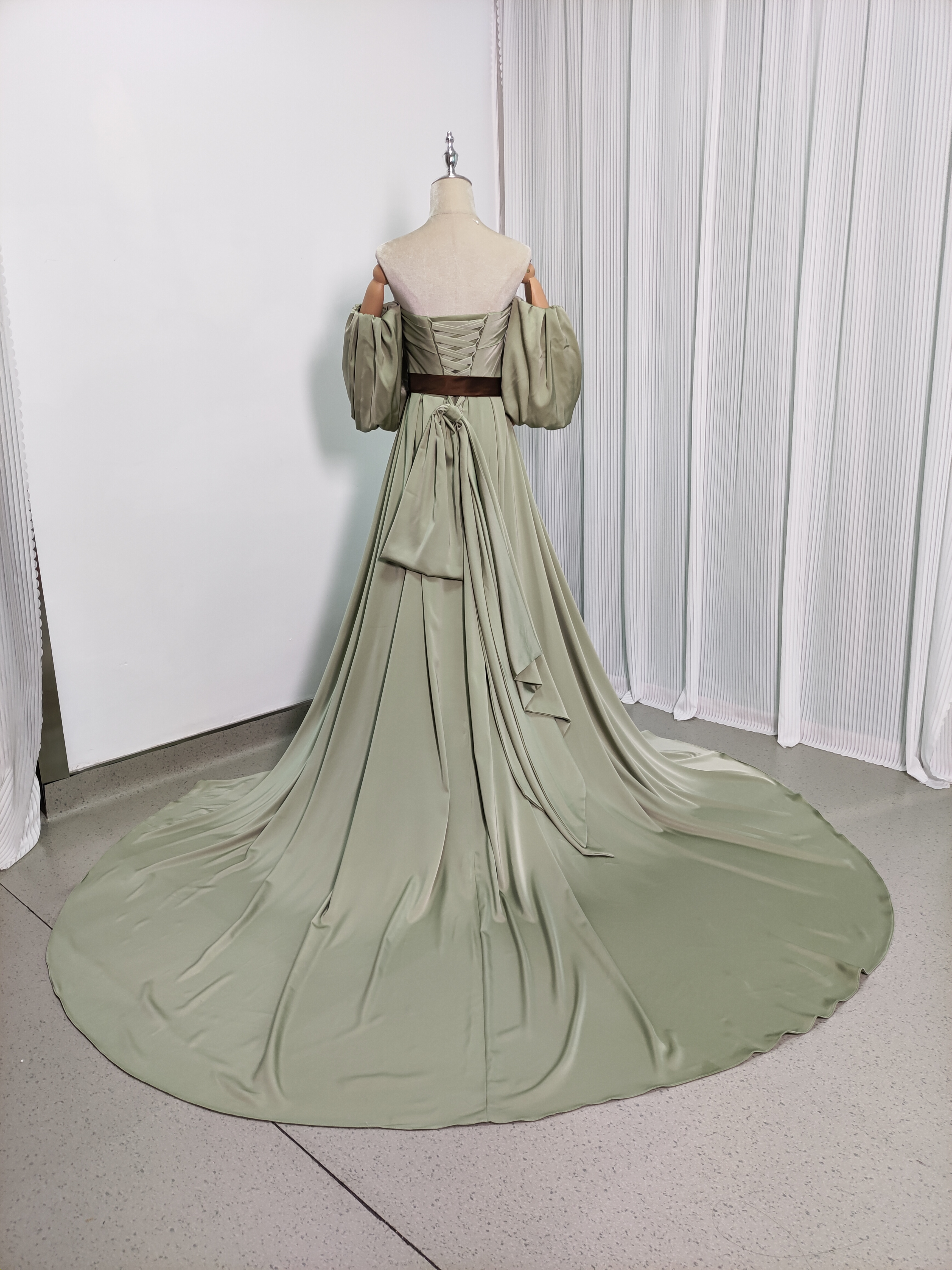 カラードレス ピスタチオグリーン ベアトップ パフスリーブ サッシュベルト バックリボン 滑らか ビスチェドレス