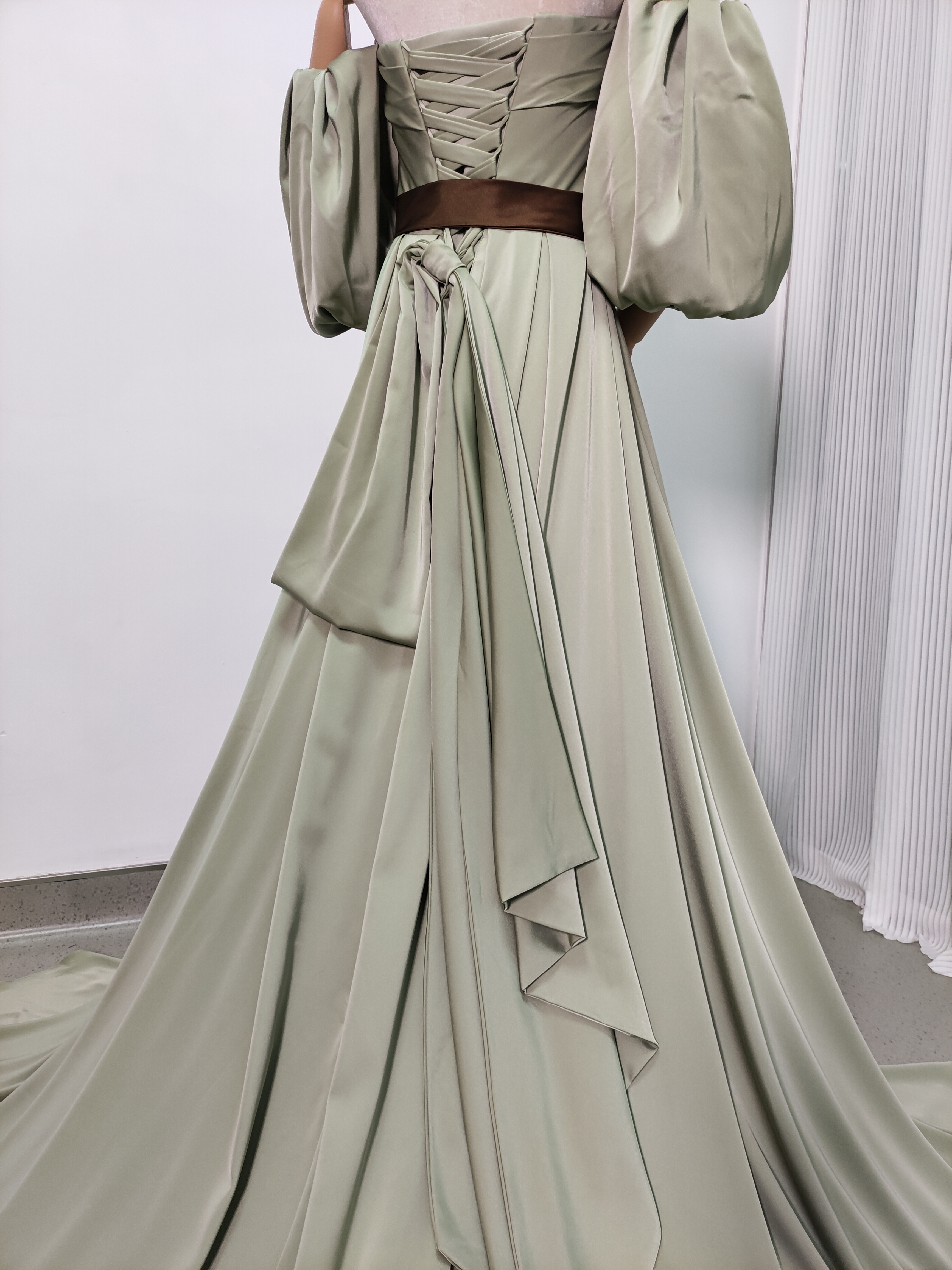 カラードレス ピスタチオグリーン ベアトップ パフスリーブ サッシュベルト バックリボン 滑らか ビスチェドレス