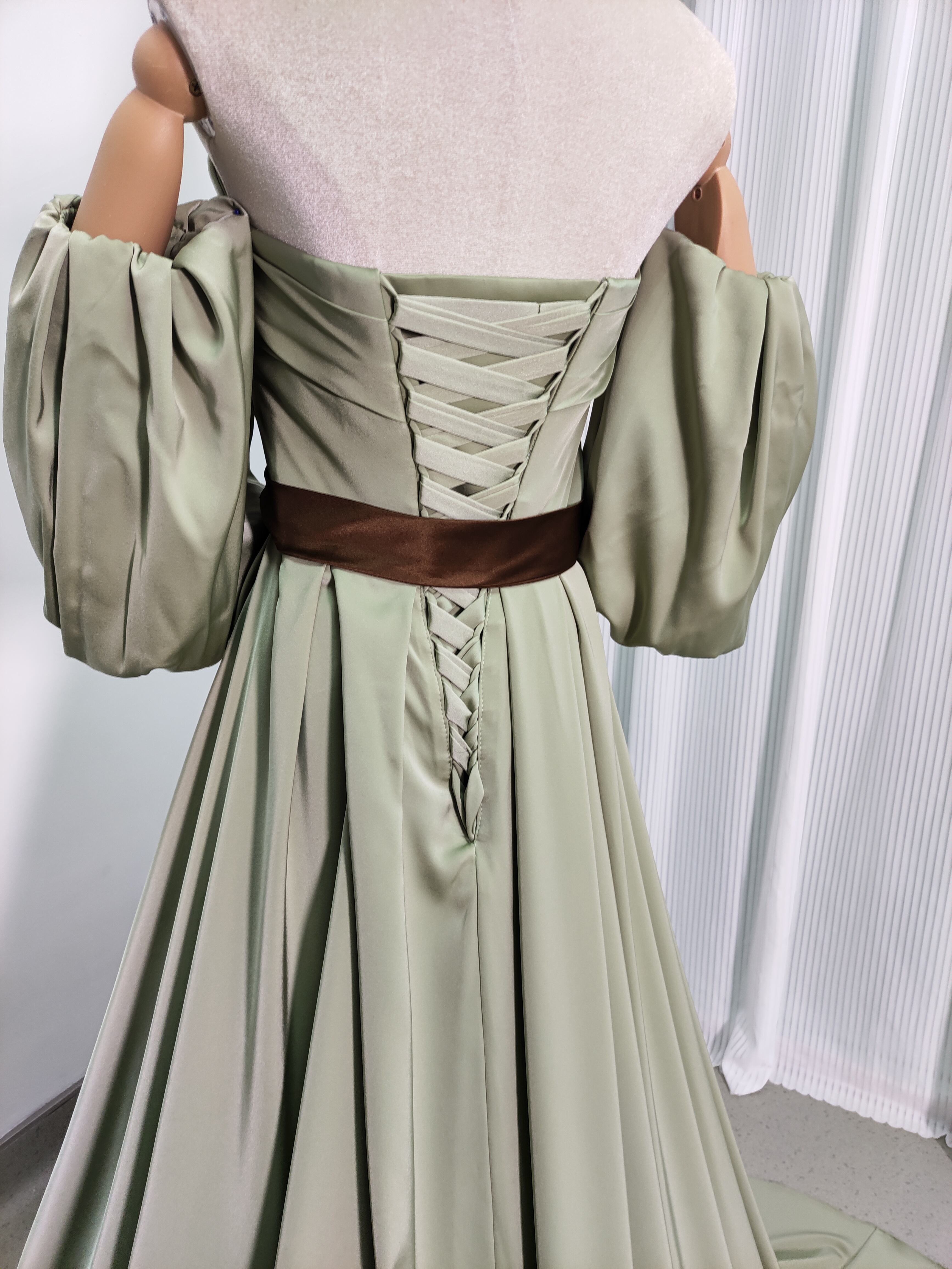 カラードレス ピスタチオグリーン ベアトップ パフスリーブ サッシュベルト バックリボン 滑らか ビスチェドレス