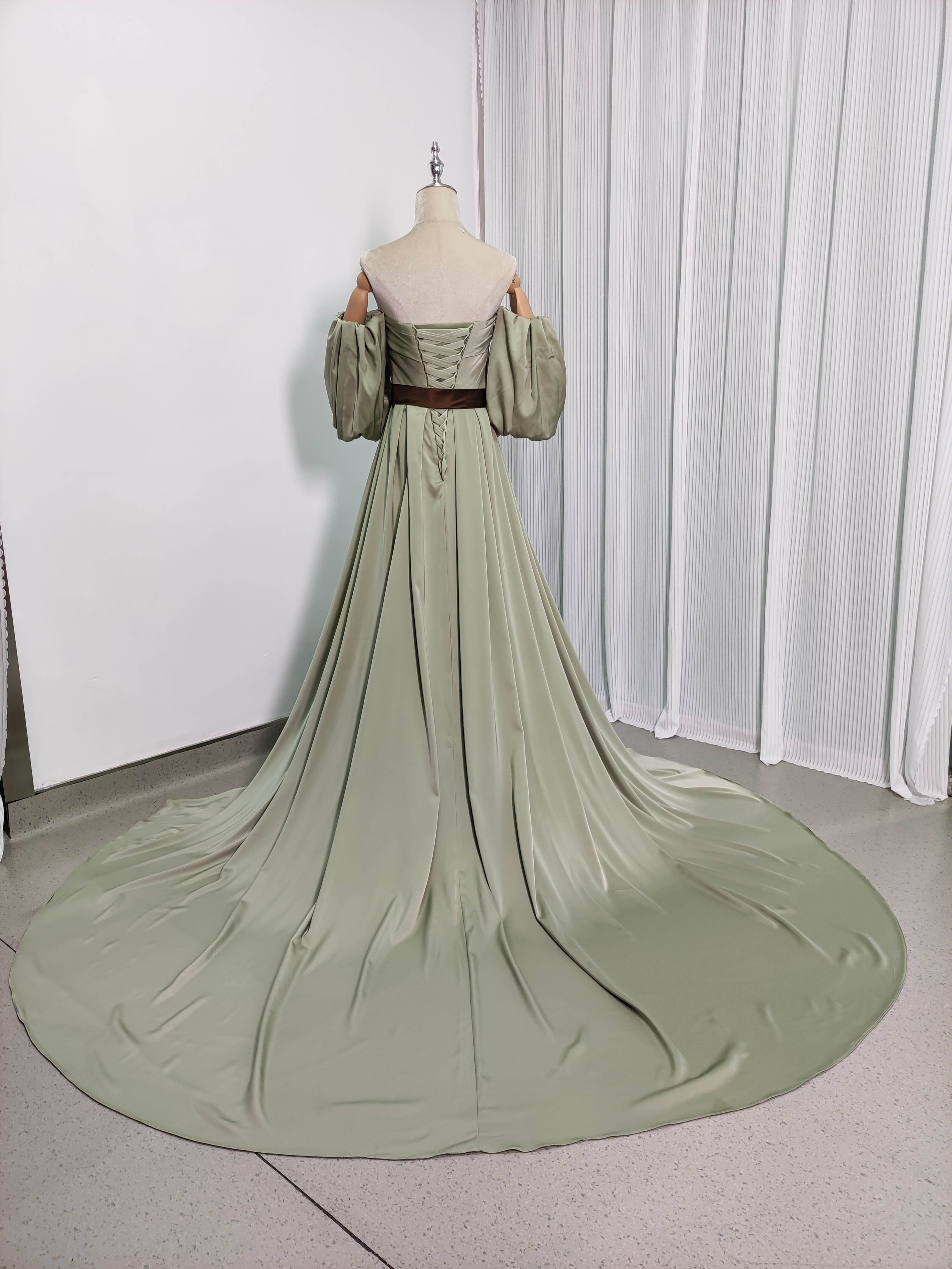 カラードレス ピスタチオグリーン ベアトップ パフスリーブ サッシュベルト バックリボン 滑らか ビスチェドレス