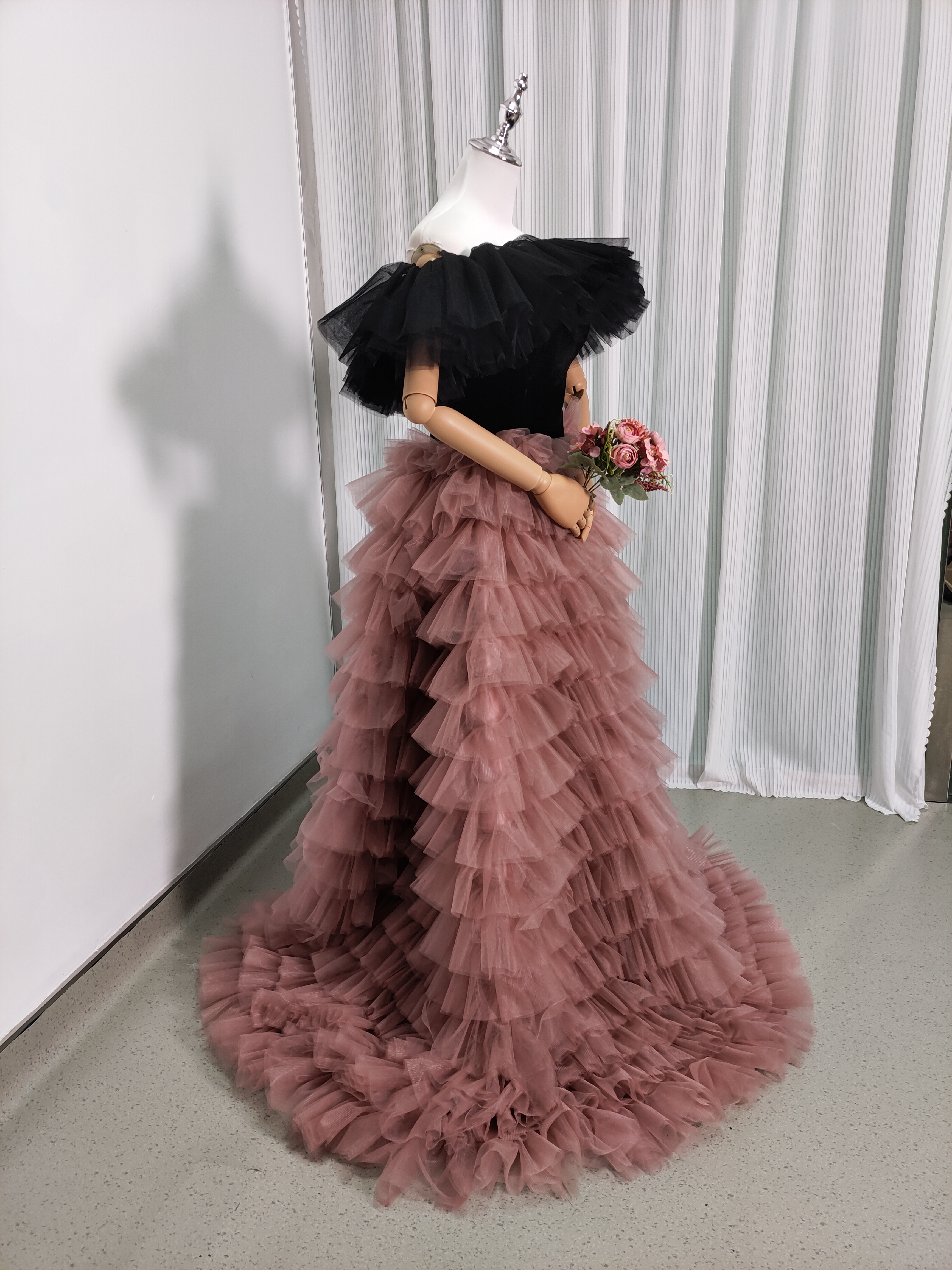 カラードレス ブラック ピンク オフショルダー 柔らかく重ねたチュールスカート フリルドレス 披露宴/結婚式