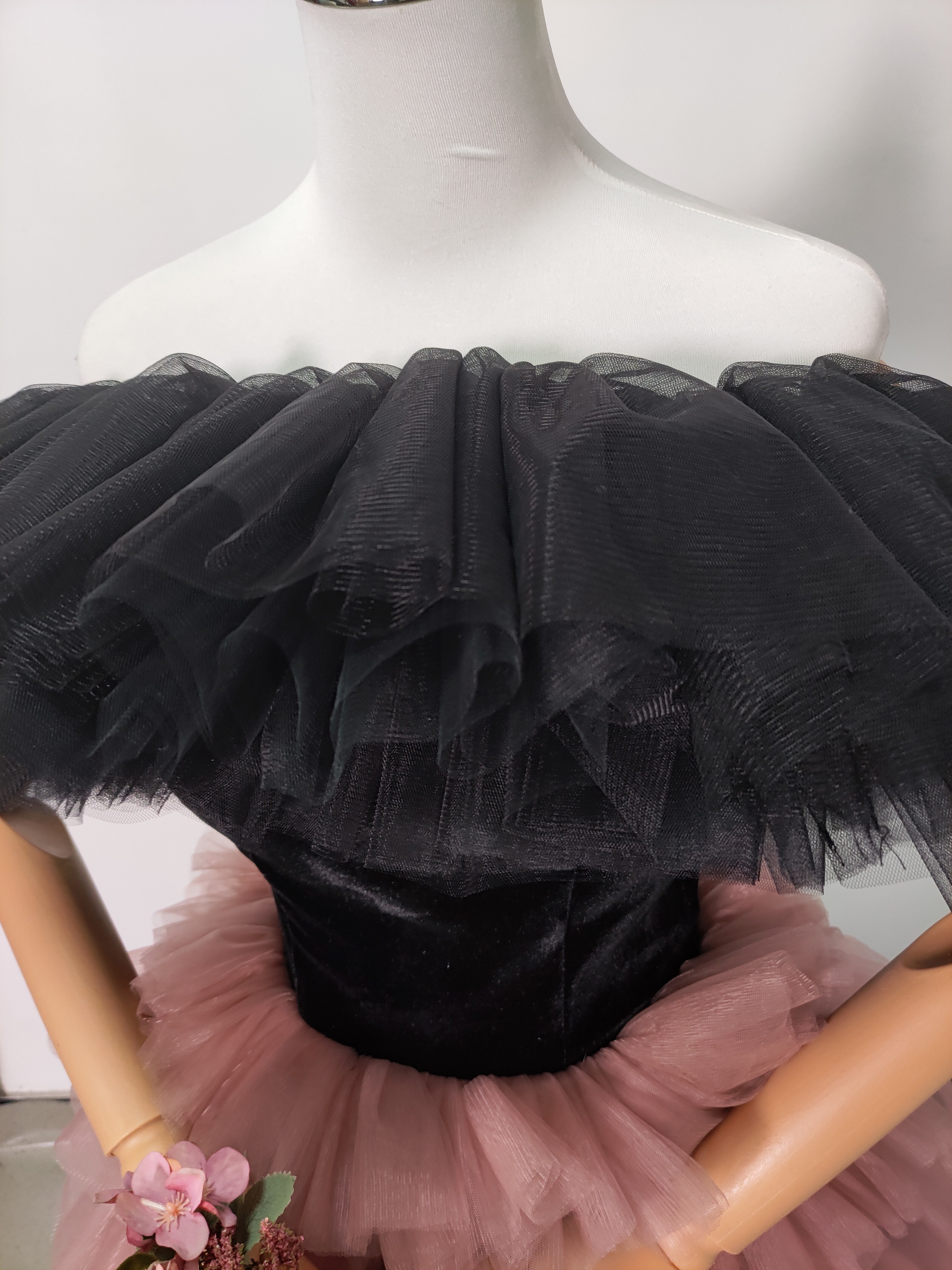 カラードレス ブラック ピンク オフショルダー 柔らかく重ねたチュールスカート フリルドレス 披露宴/結婚式