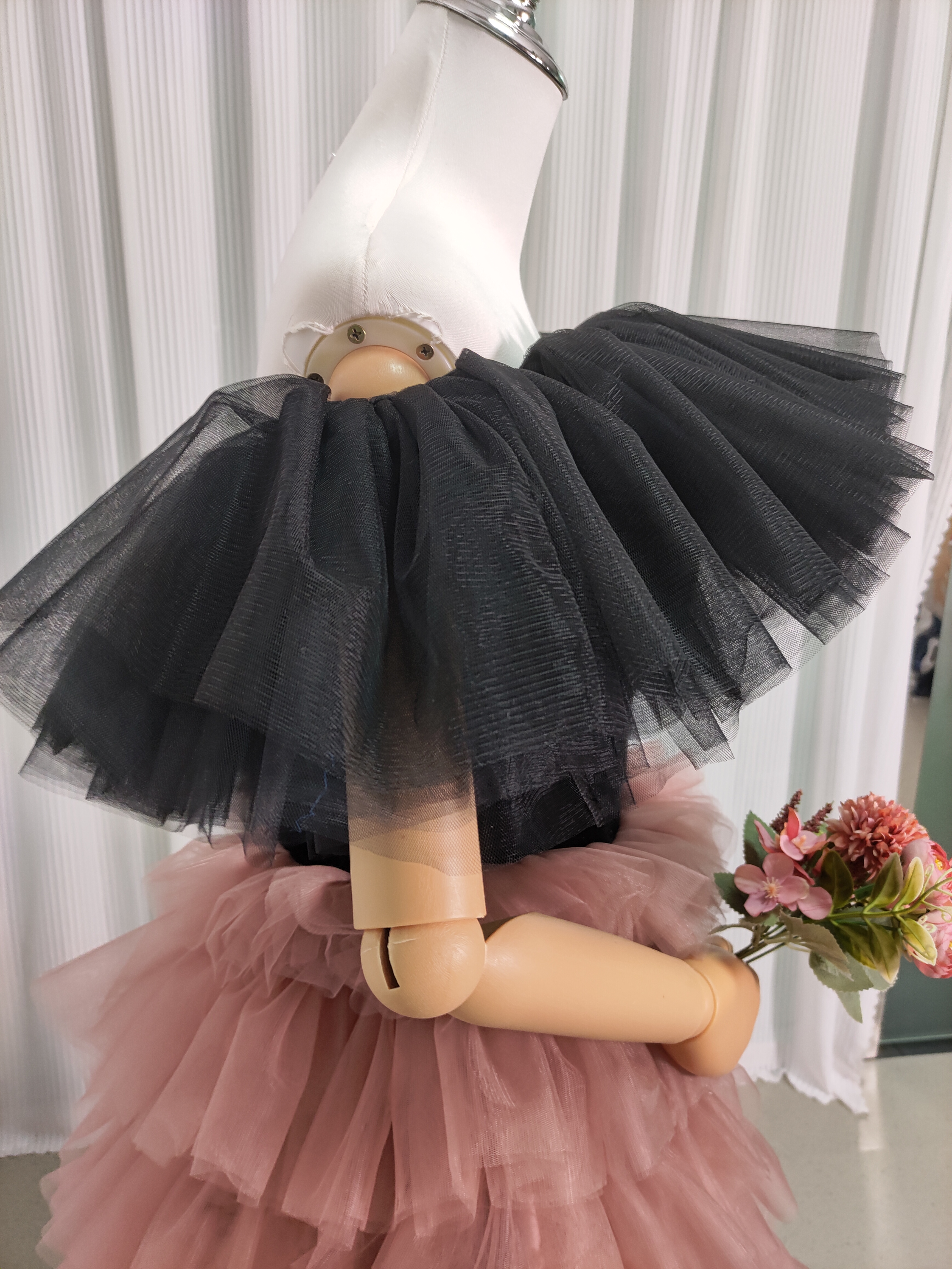 カラードレス ブラック ピンク オフショルダー 柔らかく重ねたチュールスカート フリルドレス 披露宴/結婚式