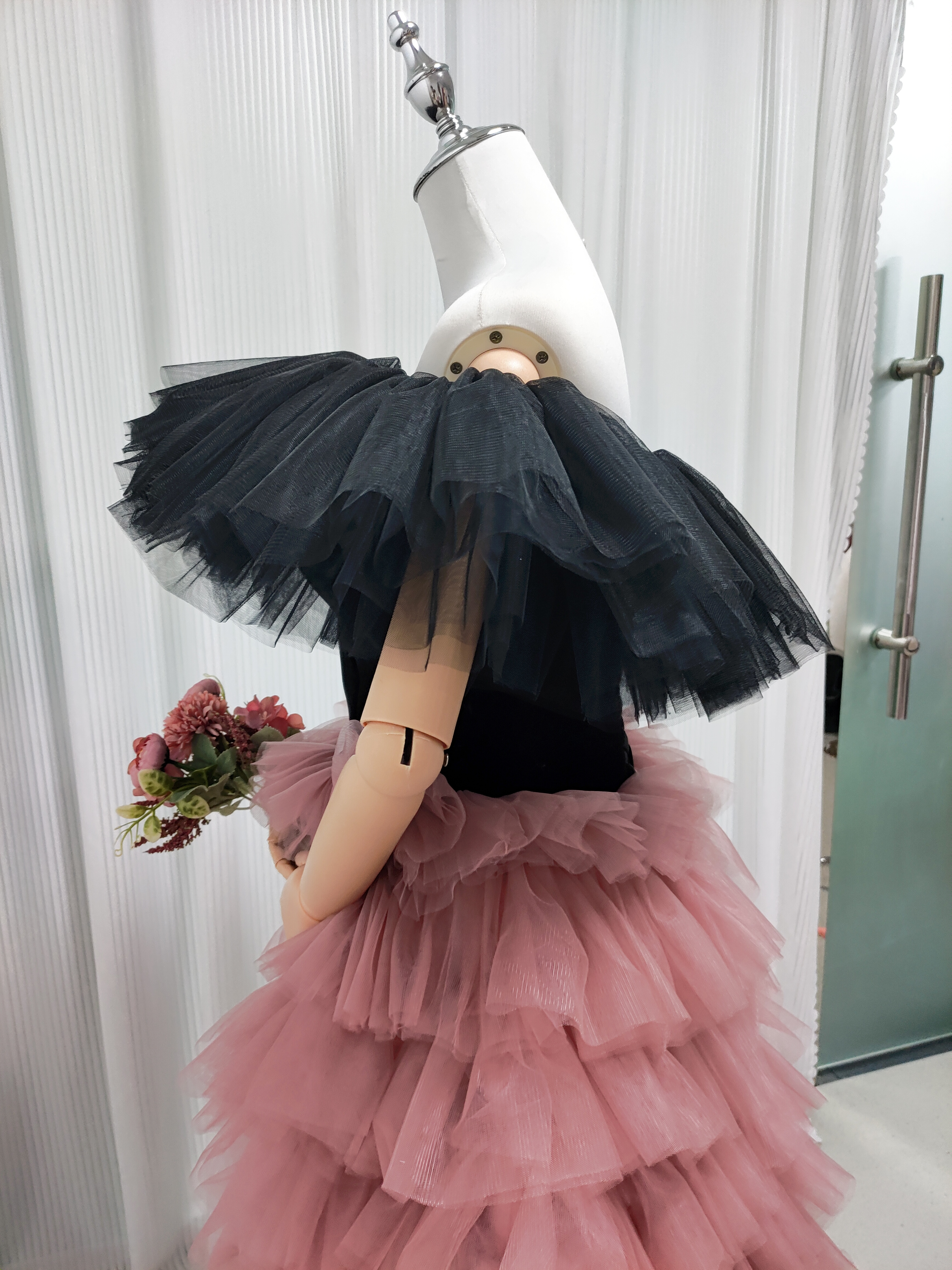 カラードレス ブラック ピンク オフショルダー 柔らかく重ねたチュールスカート フリルドレス 披露宴/結婚式