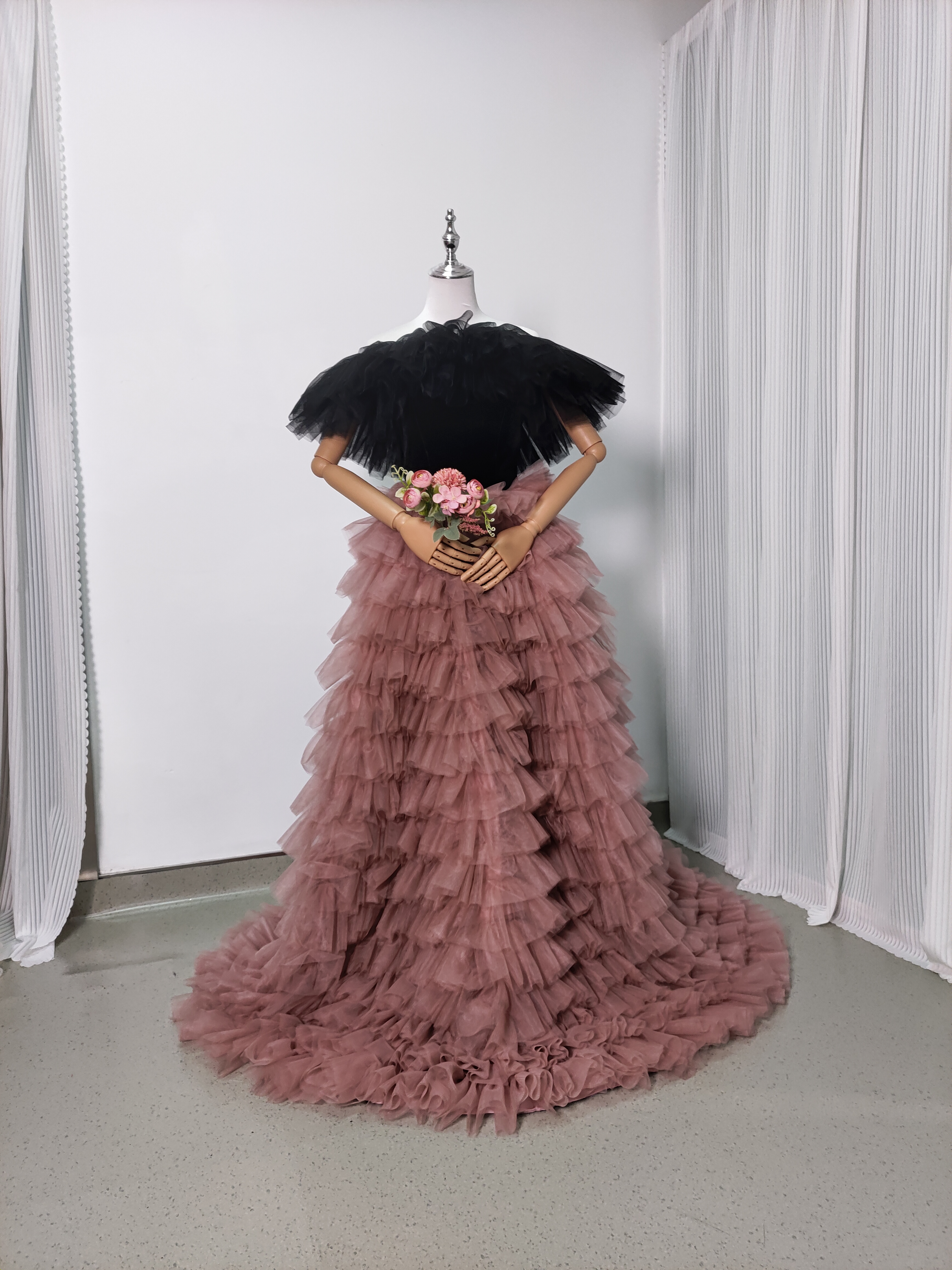 カラードレス ブラック ピンク オフショルダー 柔らかく重ねたチュールスカート フリルドレス 披露宴/結婚式