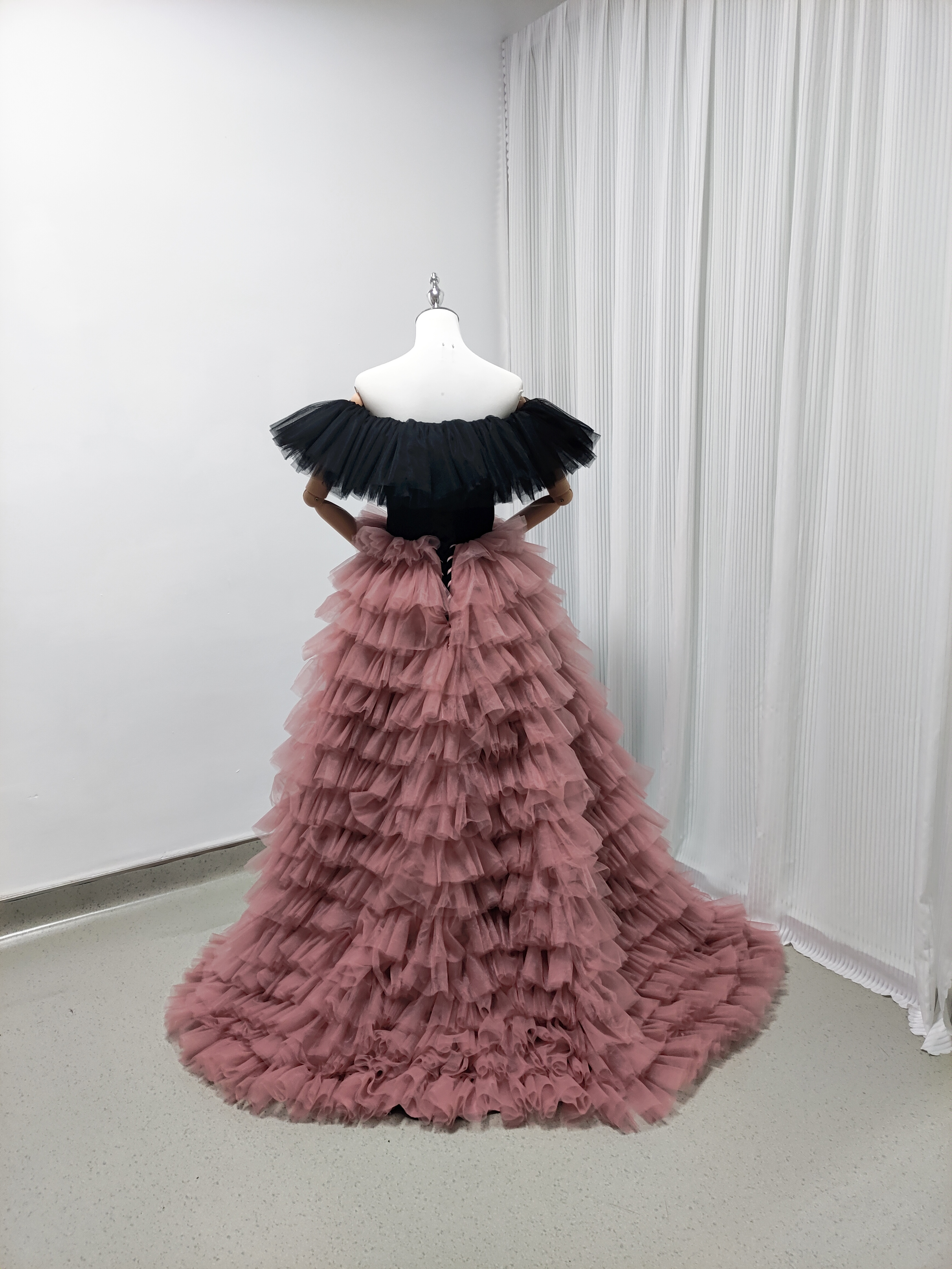 カラードレス ブラック ピンク オフショルダー 柔らかく重ねたチュールスカート フリルドレス 披露宴/結婚式