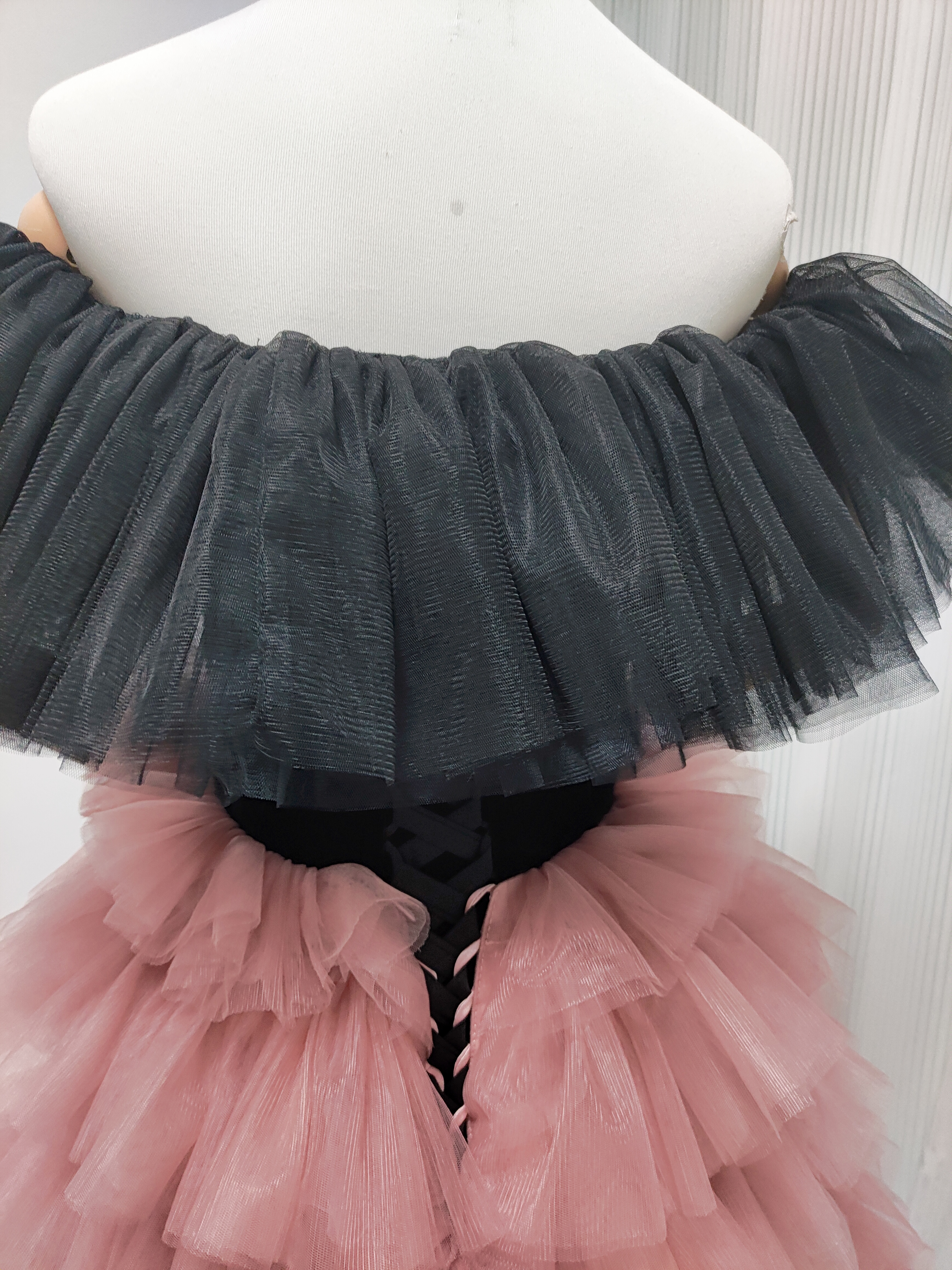 カラードレス ブラック ピンク オフショルダー 柔らかく重ねたチュールスカート フリルドレス 披露宴/結婚式