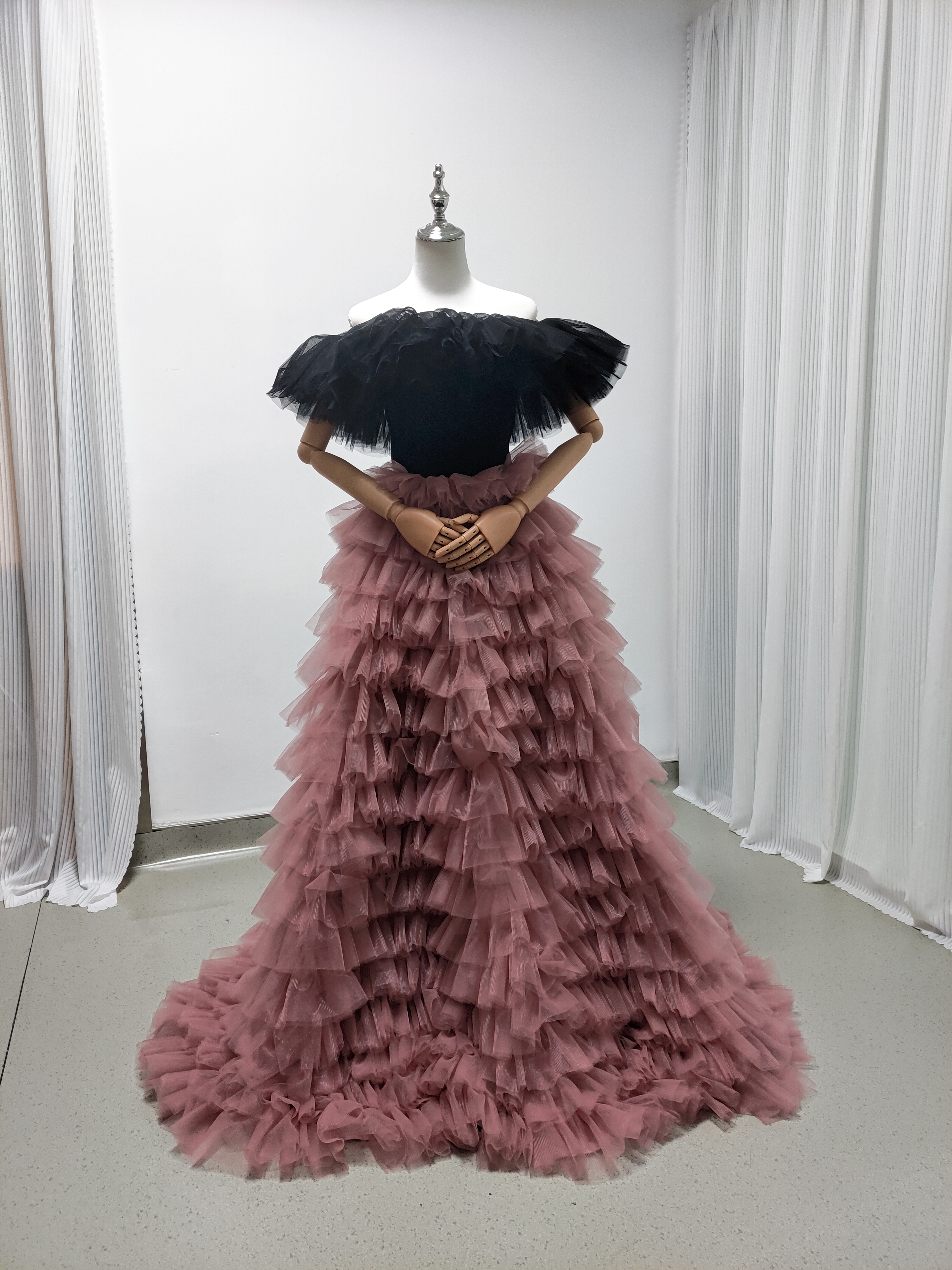 カラードレス ブラック ピンク オフショルダー 柔らかく重ねたチュールスカート フリルドレス 披露宴/結婚式