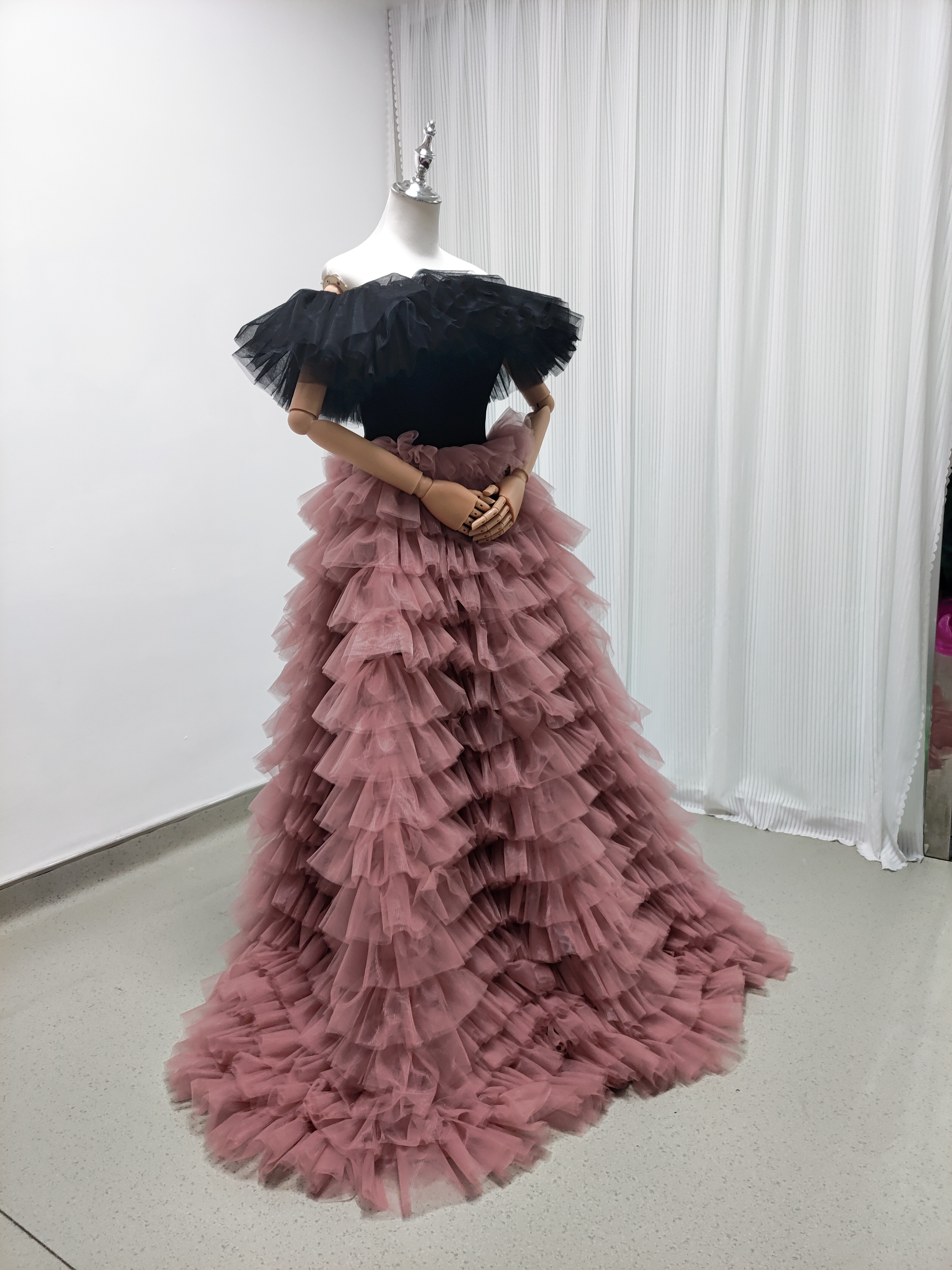 カラードレス ブラック ピンク オフショルダー 柔らかく重ねたチュールスカート フリルドレス 披露宴/結婚式