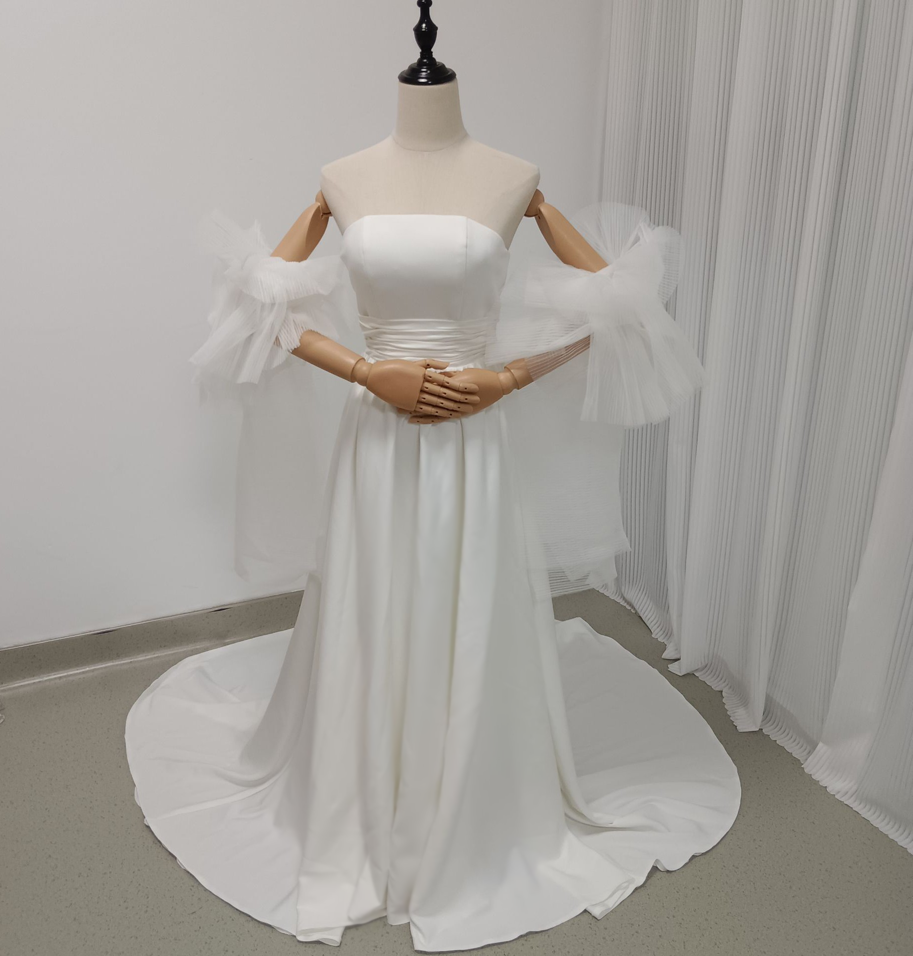 実例写真！ウエディングドレス　取り外しチュールフリル付け袖　トレーン　ベアトップ　前撮り　結婚式