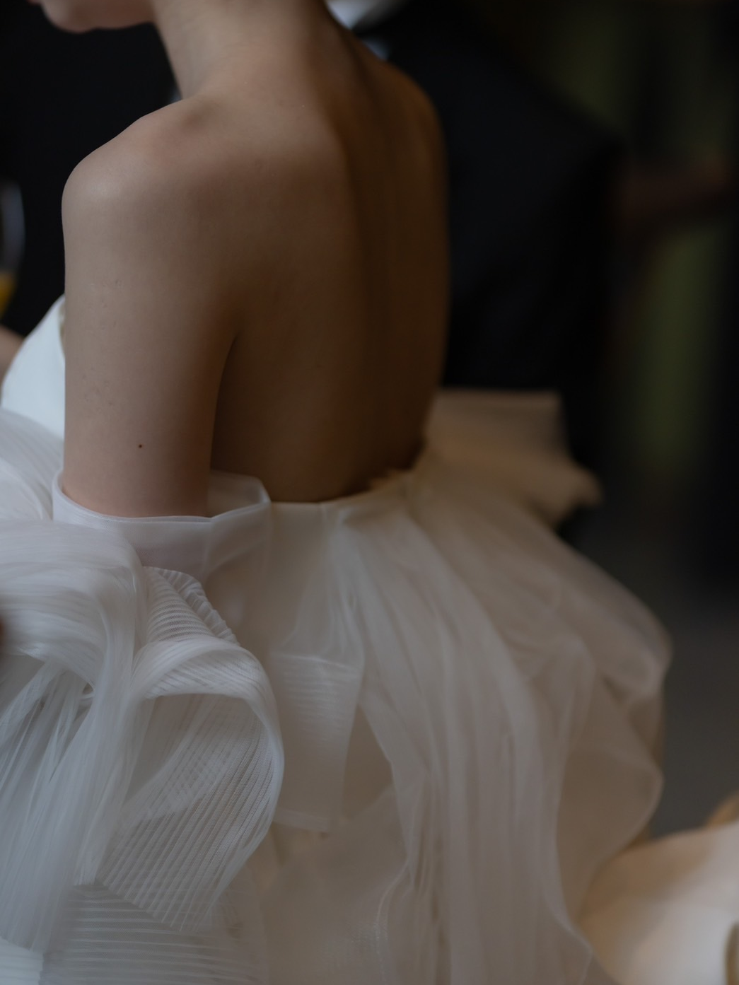 実例写真！ウエディングドレス　取り外しチュールフリル付け袖　トレーン　ベアトップ　前撮り　結婚式