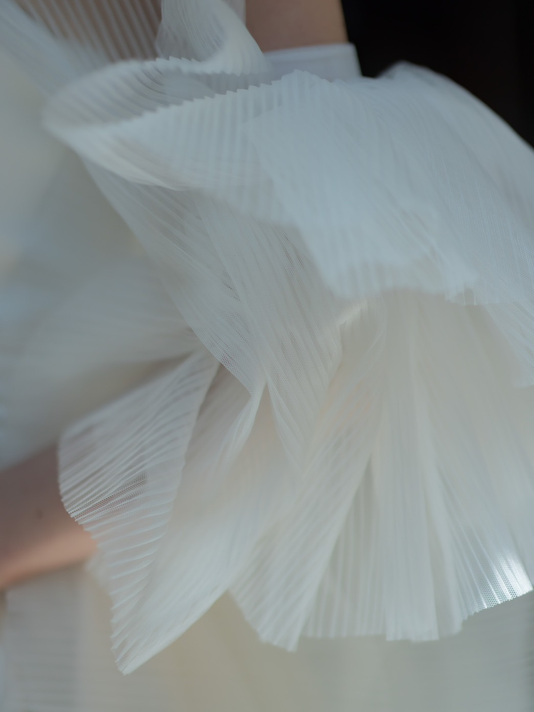 実例写真！ウエディングドレス　取り外しチュールフリル付け袖　トレーン　ベアトップ　前撮り　結婚式