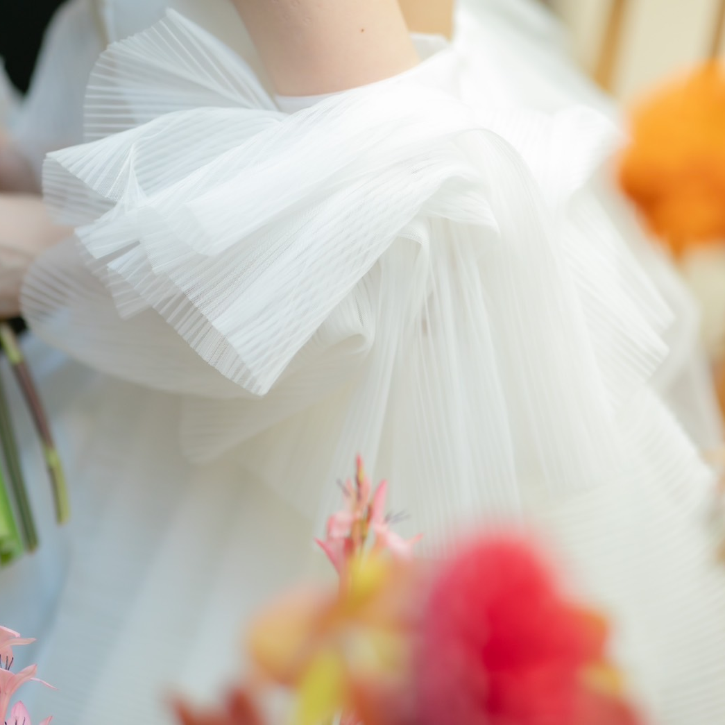 実例写真！ウエディングドレス　取り外しチュールフリル付け袖　トレーン　ベアトップ　前撮り　結婚式