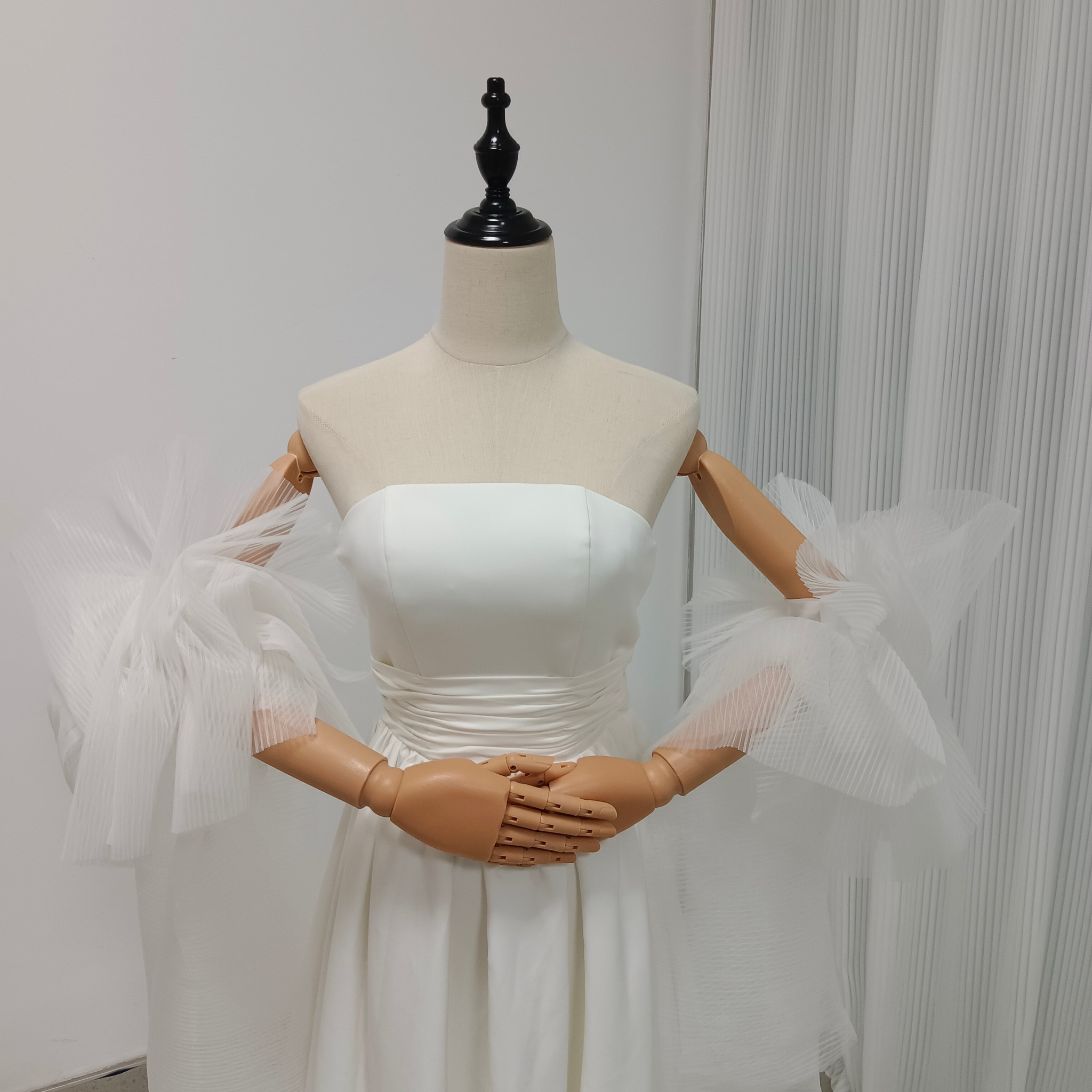 実例写真！ウエディングドレス　取り外しチュールフリル付け袖　トレーン　ベアトップ　前撮り　結婚式