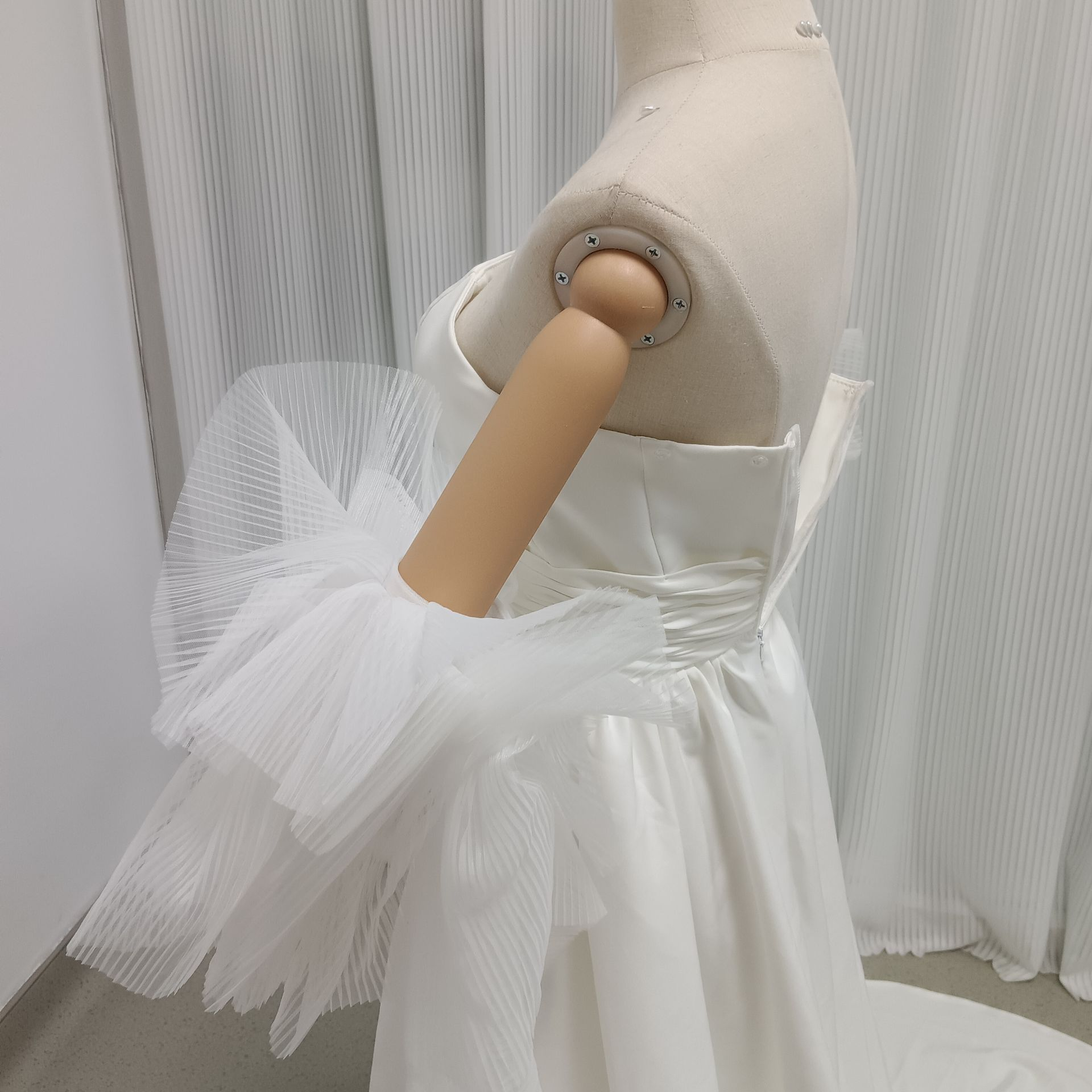 実例写真！ウエディングドレス　取り外しチュールフリル付け袖　トレーン　ベアトップ　前撮り　結婚式