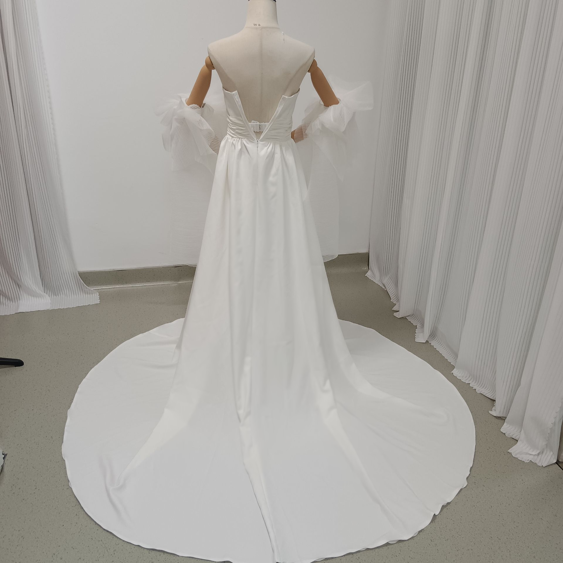 実例写真！ウエディングドレス　取り外しチュールフリル付け袖　トレーン　ベアトップ　前撮り　結婚式