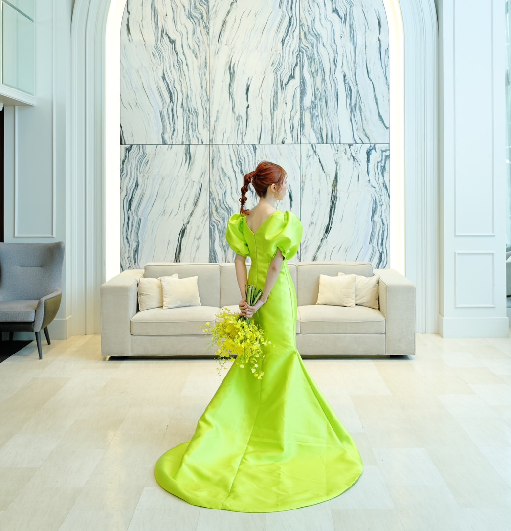 実例写真！グリーンイエローカラードレス　マーメイド　パフスリーブ　トレーン　高級サテン！