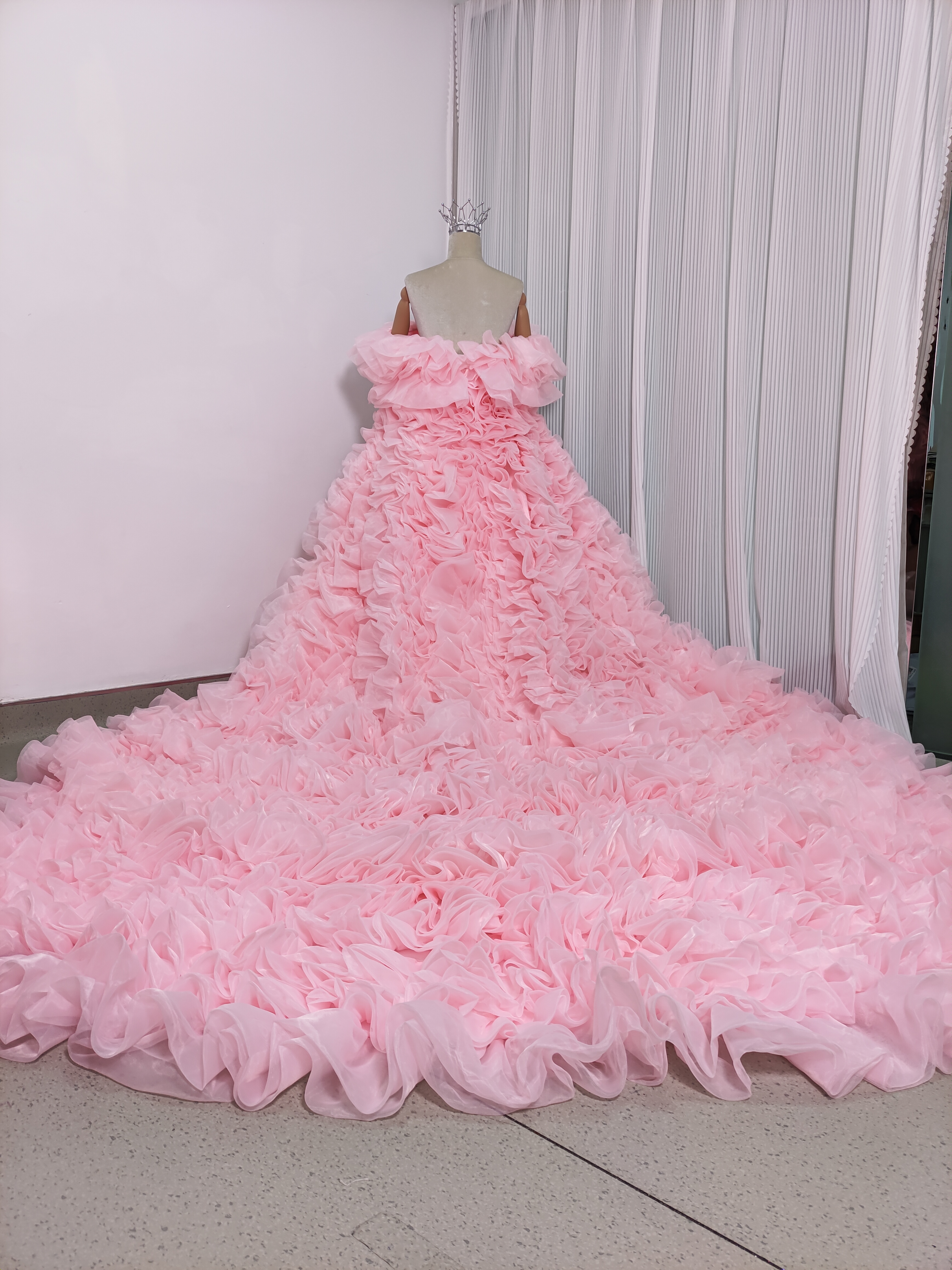 実例写真！豪華！カラードレス 薄ピンク オフショルダー 上質オーガンジー ボリュームドレス 可愛い 花嫁 前撮り