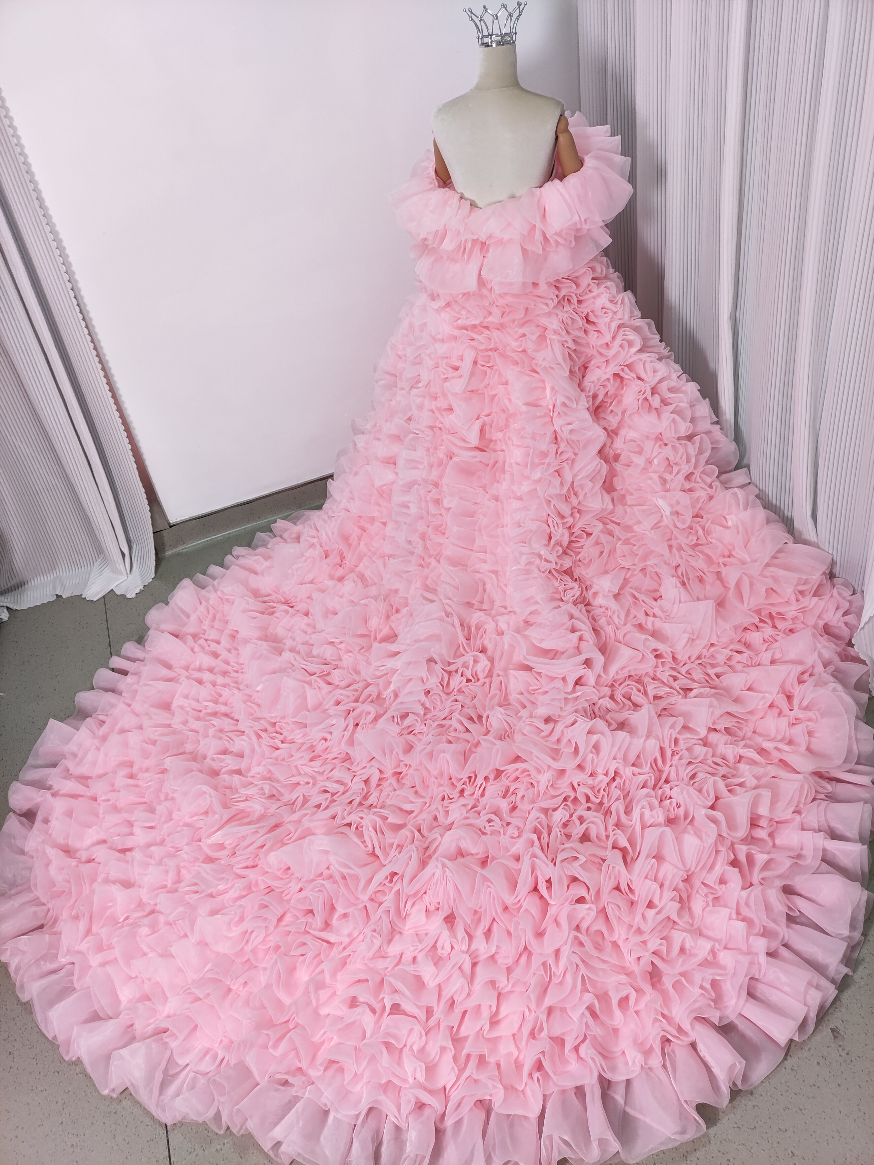 実例写真！豪華！カラードレス 薄ピンク オフショルダー 上質オーガンジー ボリュームドレス 可愛い 花嫁 前撮り