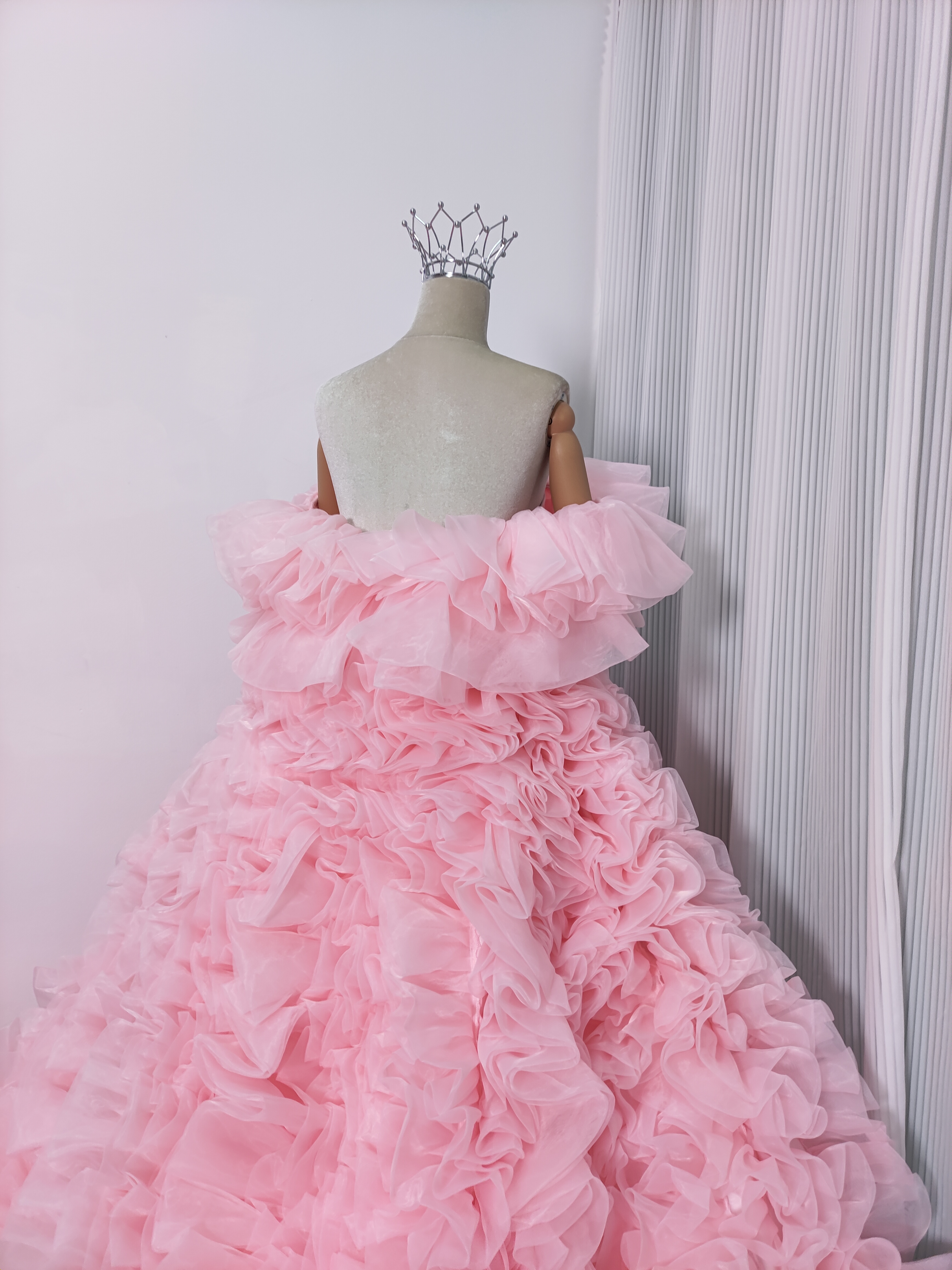 実例写真！豪華！カラードレス 薄ピンク オフショルダー 上質オーガンジー ボリュームドレス 可愛い 花嫁 前撮り