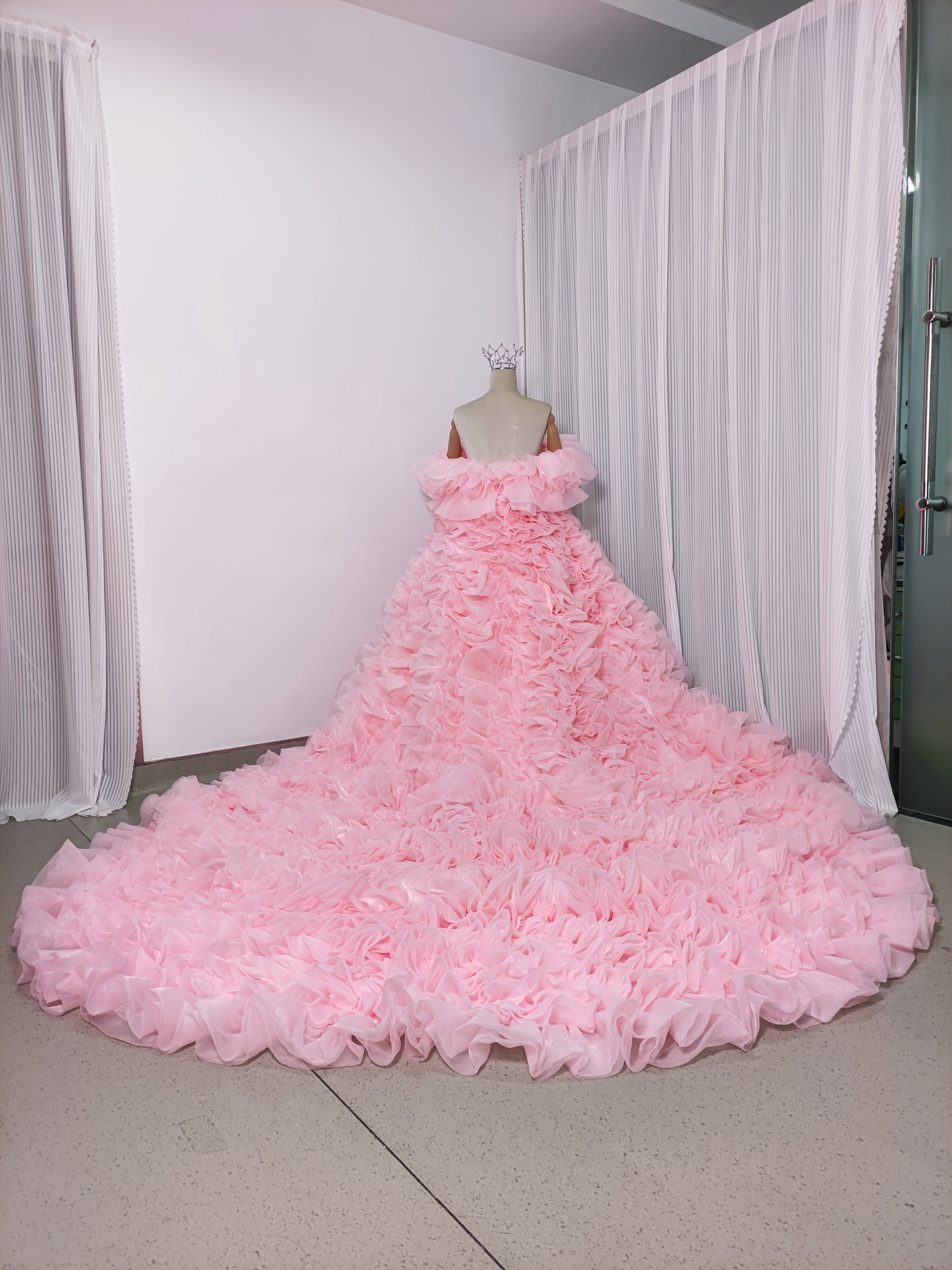 実例写真！豪華！カラードレス 薄ピンク オフショルダー 上質オーガンジー ボリュームドレス 可愛い 花嫁 前撮り