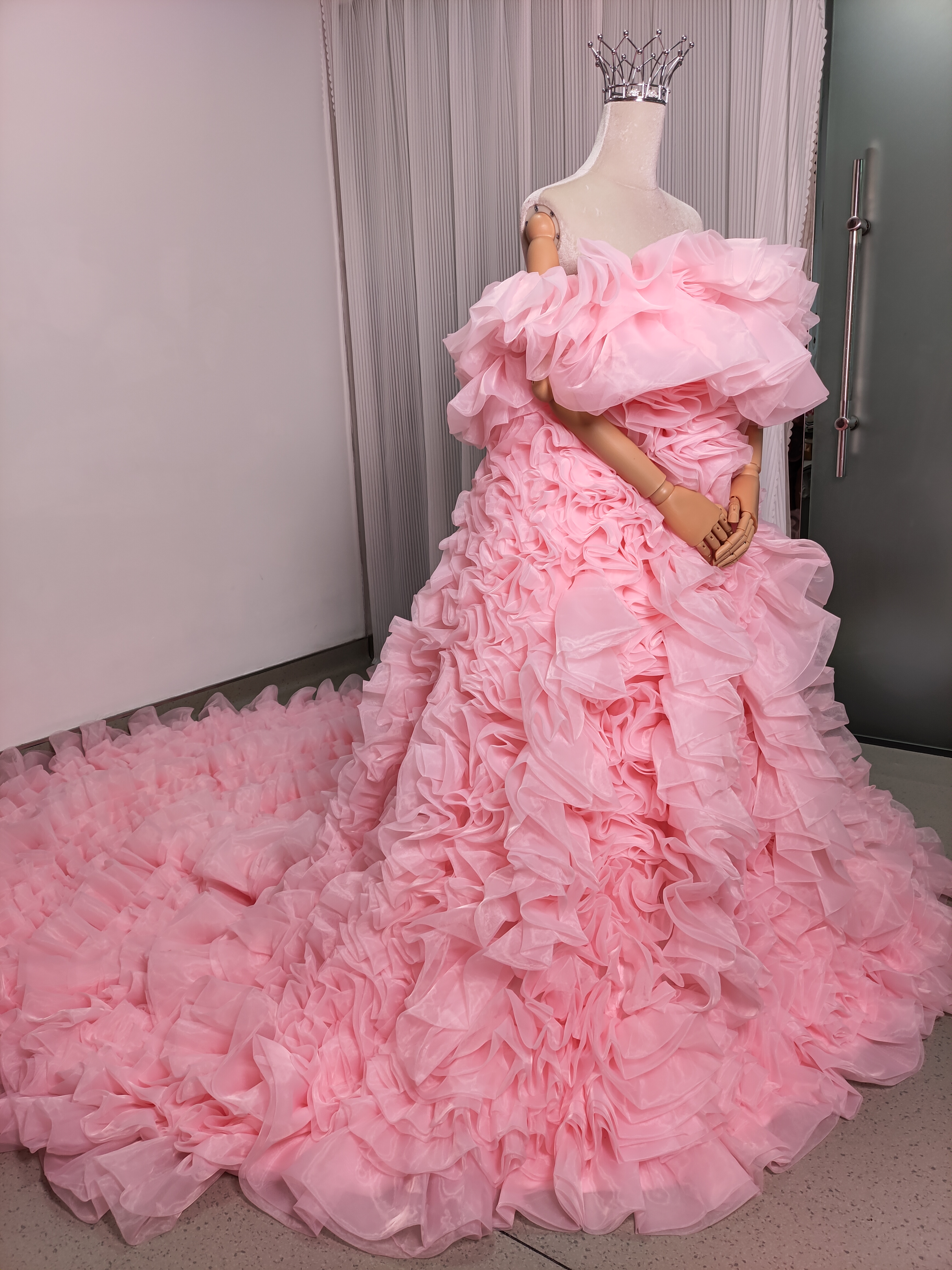 実例写真！豪華！カラードレス 薄ピンク オフショルダー 上質オーガンジー ボリュームドレス 可愛い 花嫁 前撮り