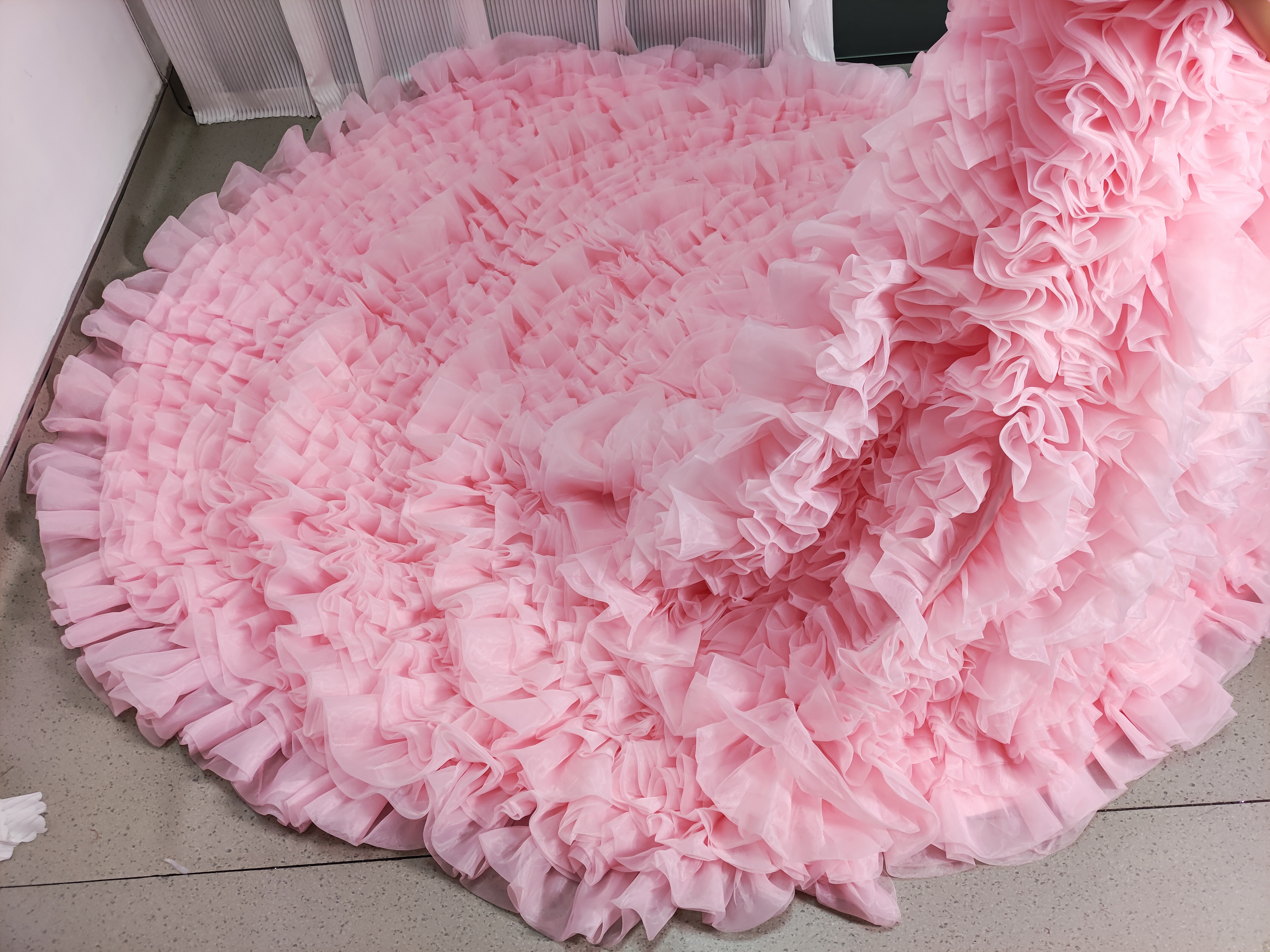 実例写真！豪華！カラードレス 薄ピンク オフショルダー 上質オーガンジー ボリュームドレス 可愛い 花嫁 前撮り