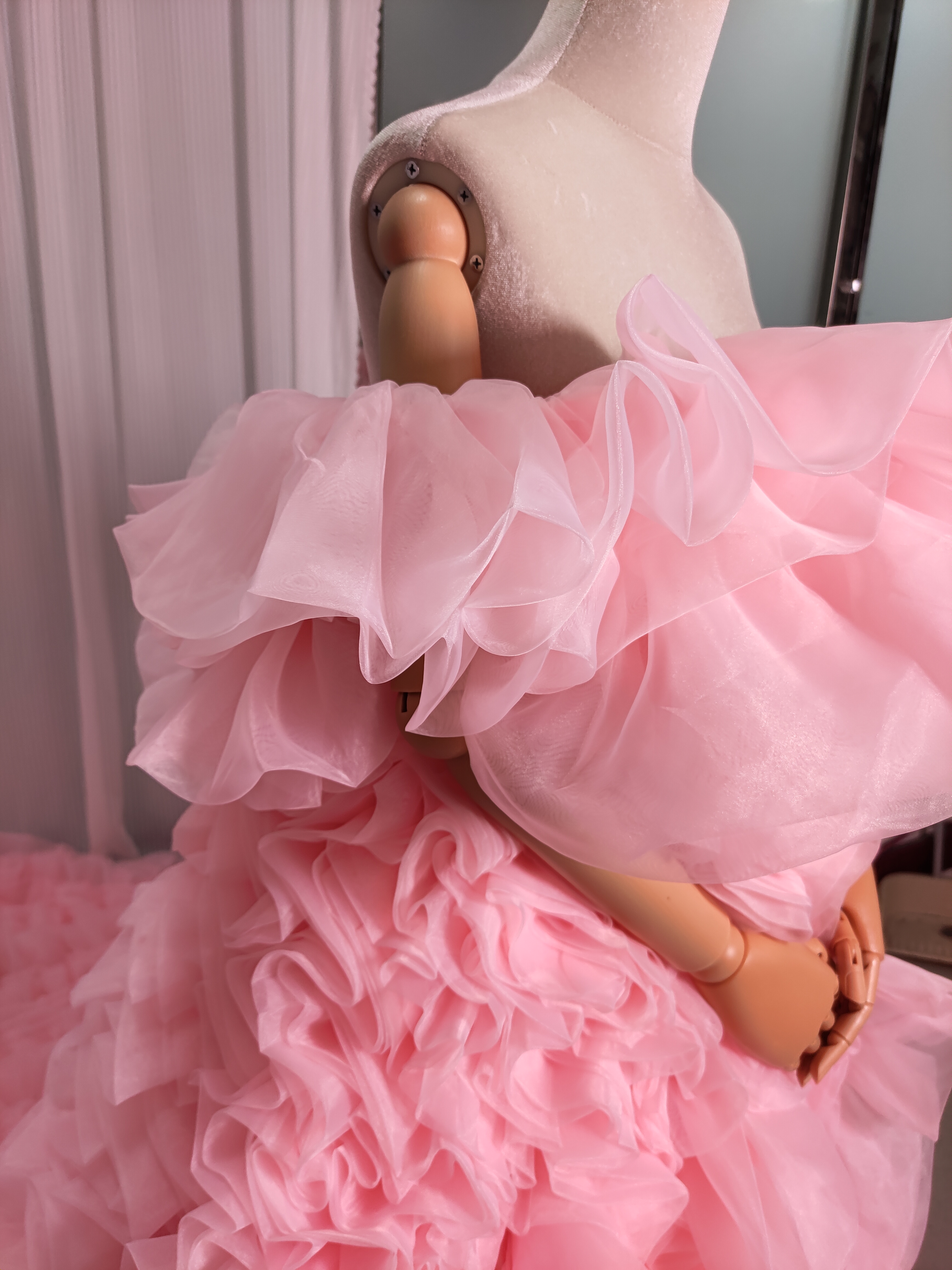 実例写真！豪華！カラードレス 薄ピンク オフショルダー 上質オーガンジー ボリュームドレス 可愛い 花嫁 前撮り