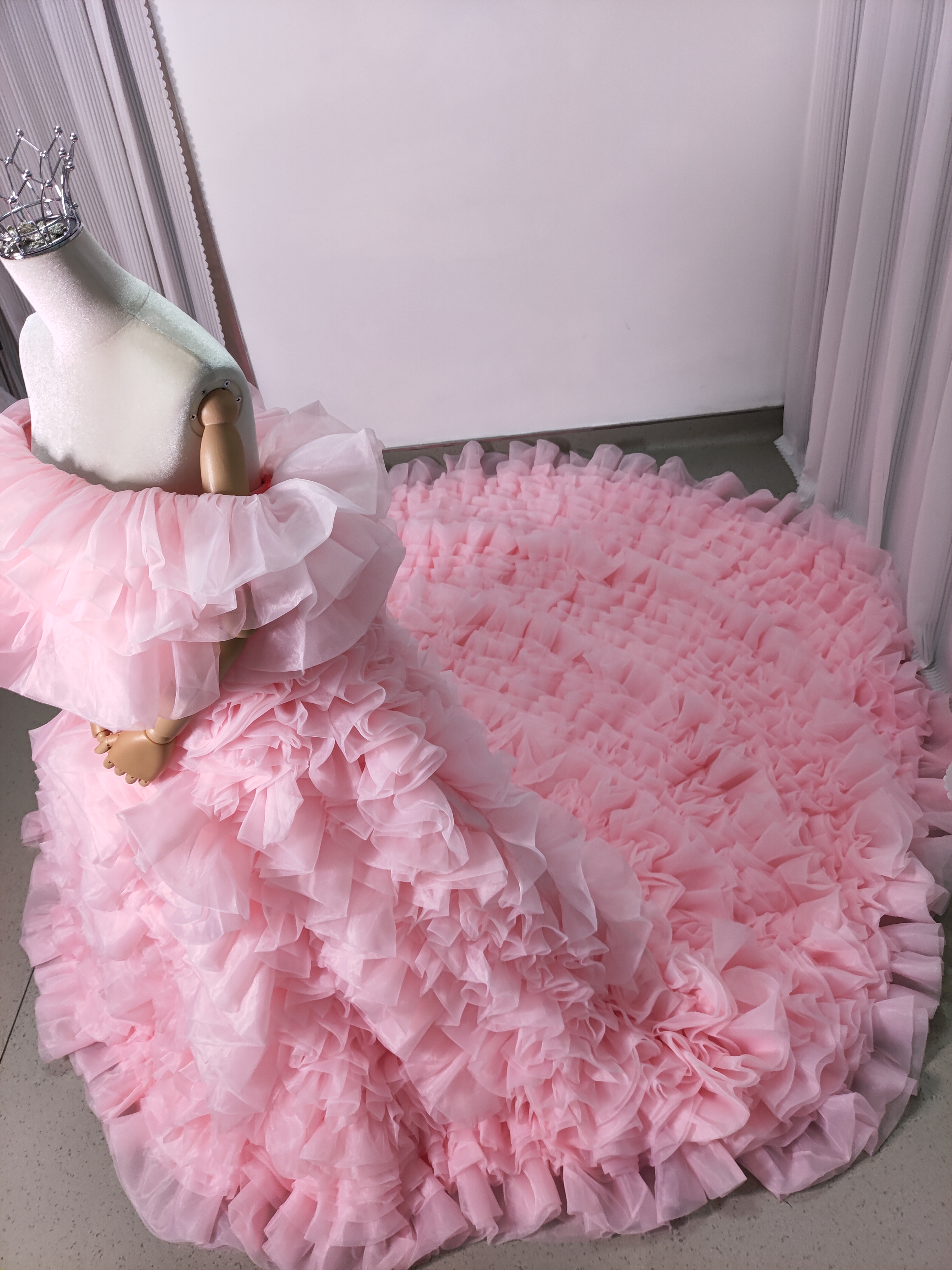 実例写真！豪華！カラードレス 薄ピンク オフショルダー 上質オーガンジー ボリュームドレス 可愛い 花嫁 前撮り