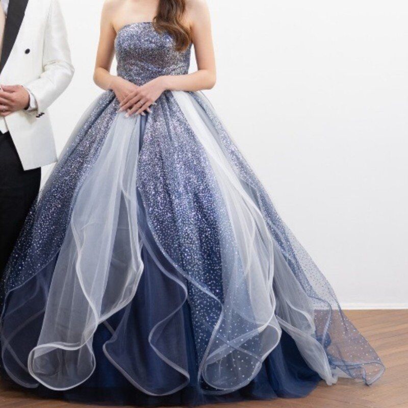 実例写真！キラキラカラードレス　ブルー　フリルトレーン　グリッターチュール　結婚式