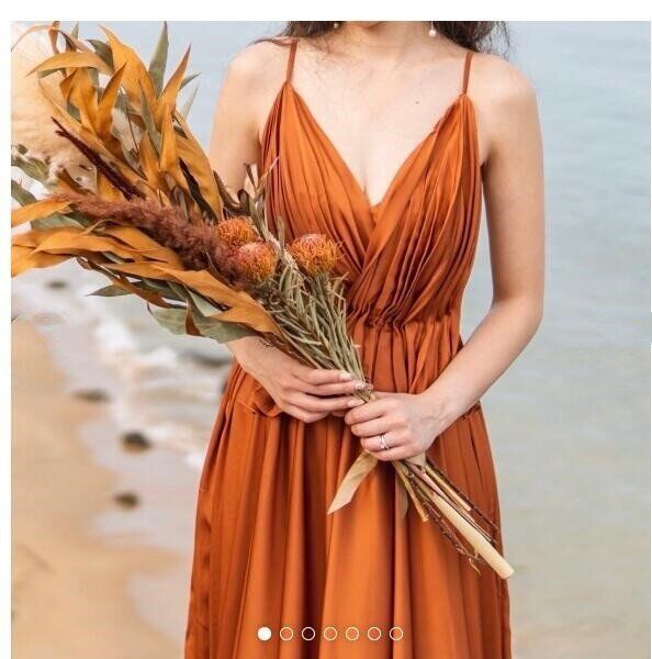 実例写真！テラコッタカラードレス　背中見せ　リボン　キャミソール　トレーン　Vネック