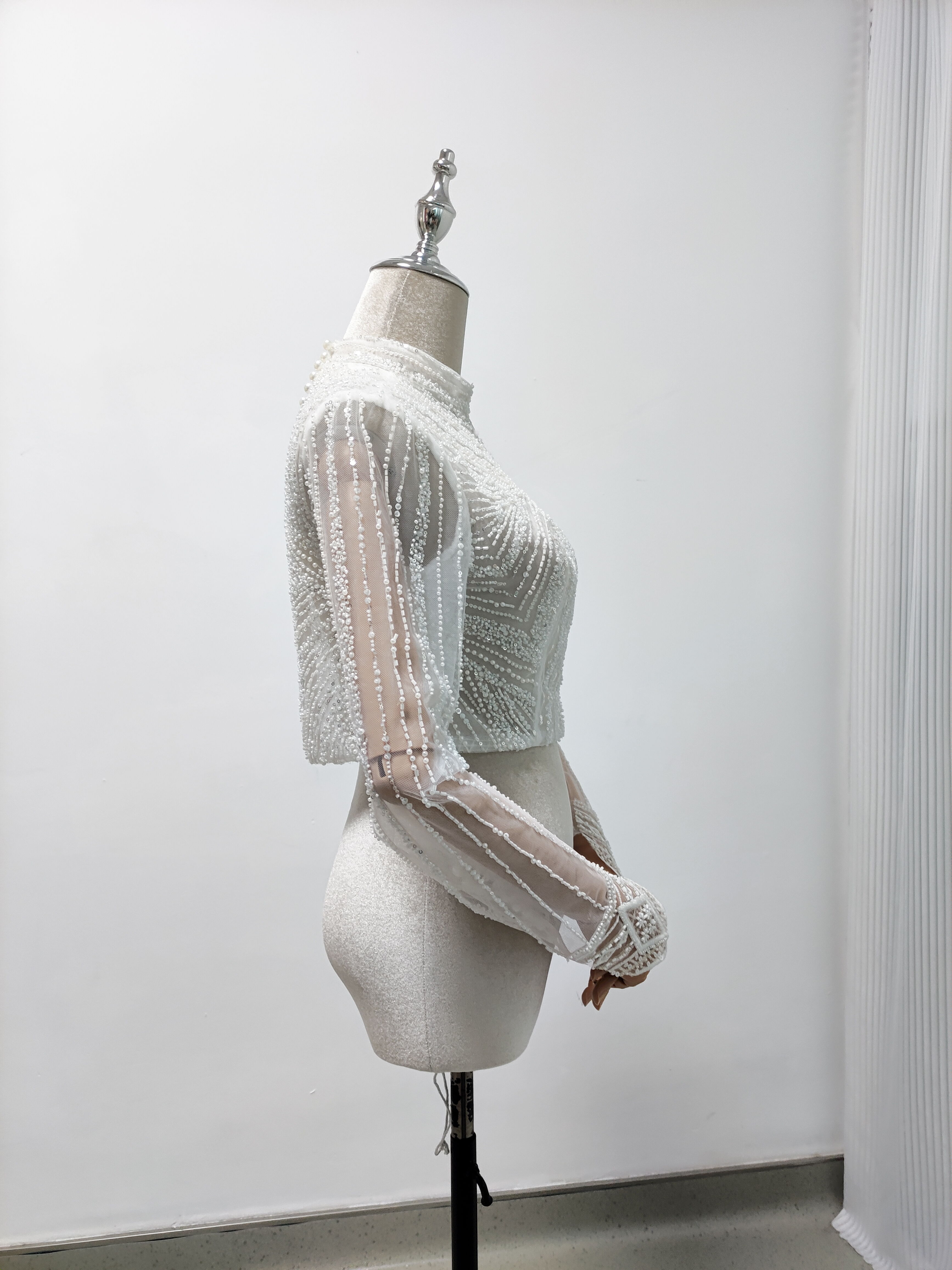 美品！ボレロ ロングスリーブ 韓国風ドレス ハイネック キラキラ光る刺繍 デザイン感 パール 前撮り