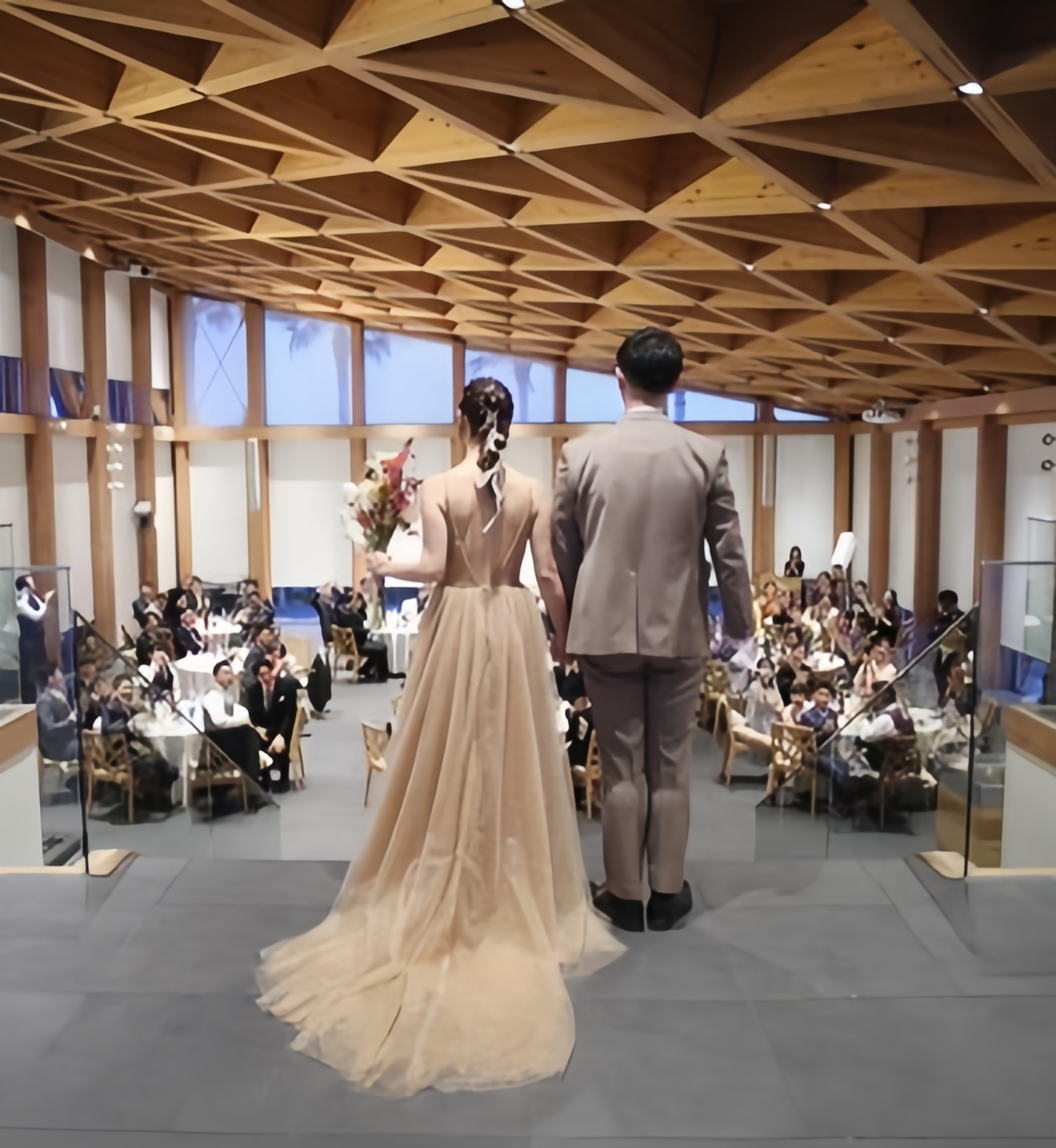 実例写真！カラードレス カーキ色 キャミソール Vネック キラキラグリッターチュール トレーン 花嫁