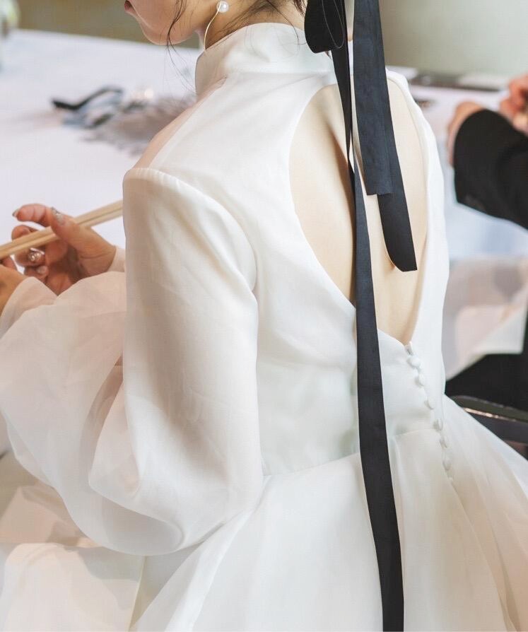 実例写真！ウェディングドレス ホルターネック 長袖 背中見せ ふわふわ 可愛い 結婚式/披露宴