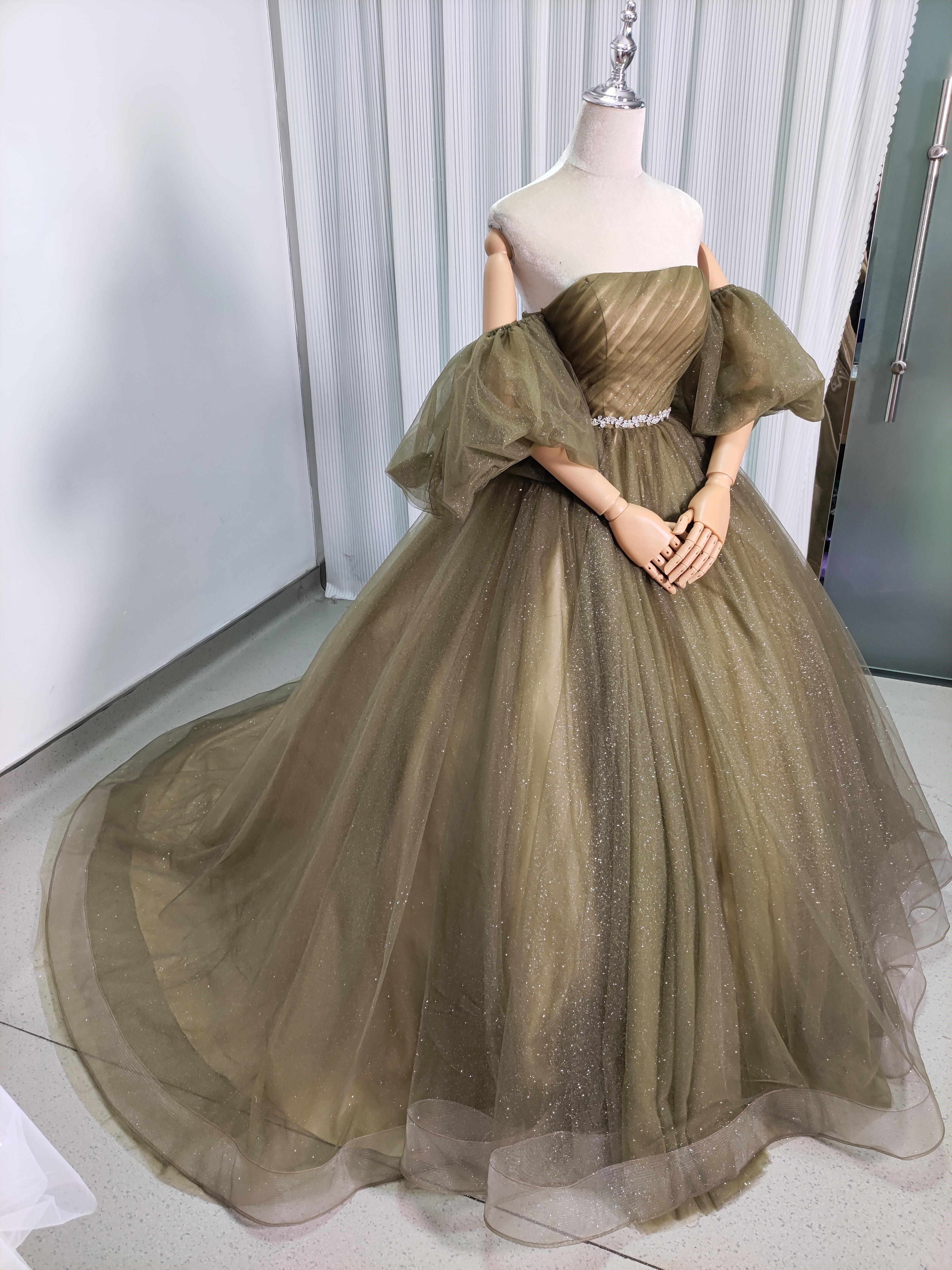豪華！カラードレス 深めな緑 ベアトップ パフスリーブ ベルト キラキラチュール 編み上げ 披露宴/結婚式