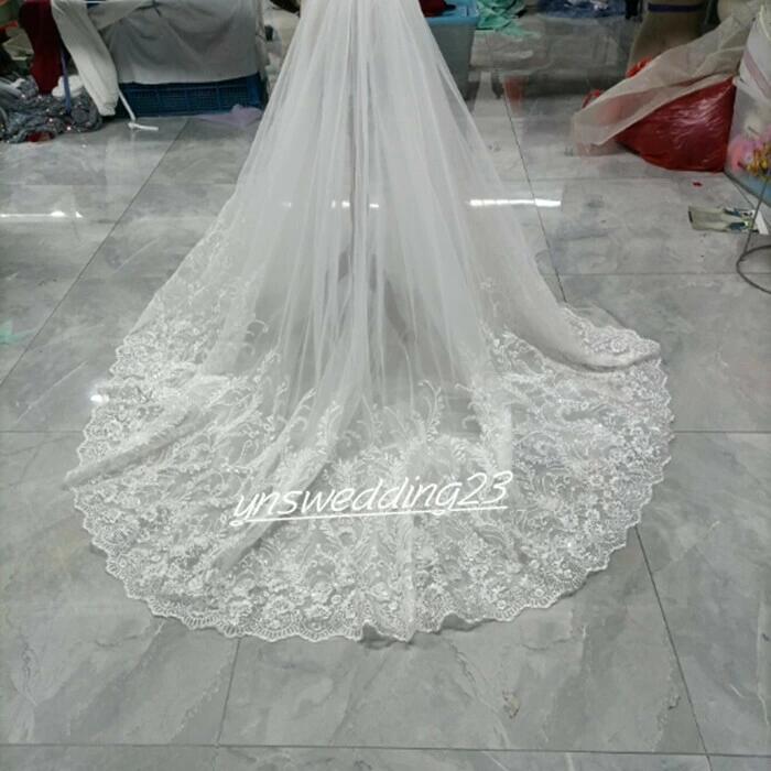 実例写真！華やかなトレーン 花柄のモチーフ刺繍が美しく 結婚式 色直し オフホワイト ウエディングドレス 目立つ