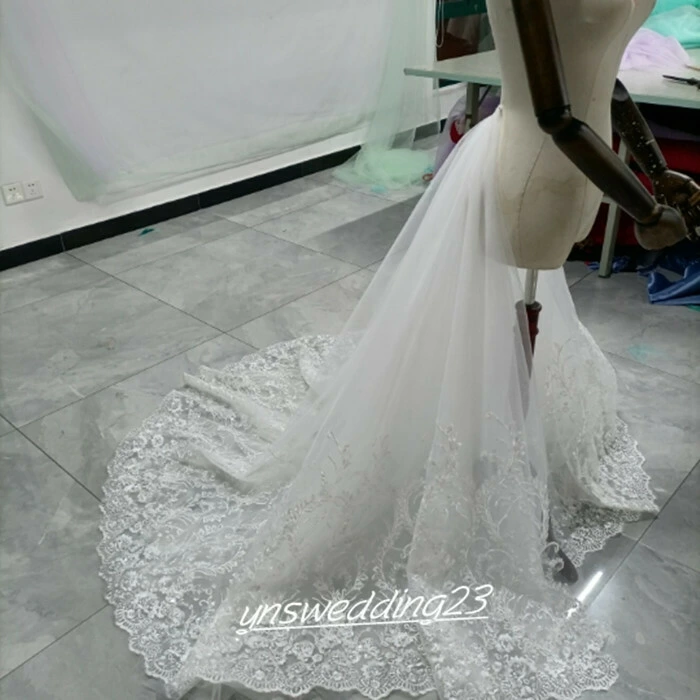 実例写真！華やかなトレーン 花柄のモチーフ刺繍が美しく 結婚式 色直し オフホワイト ウエディングドレス 目立つ