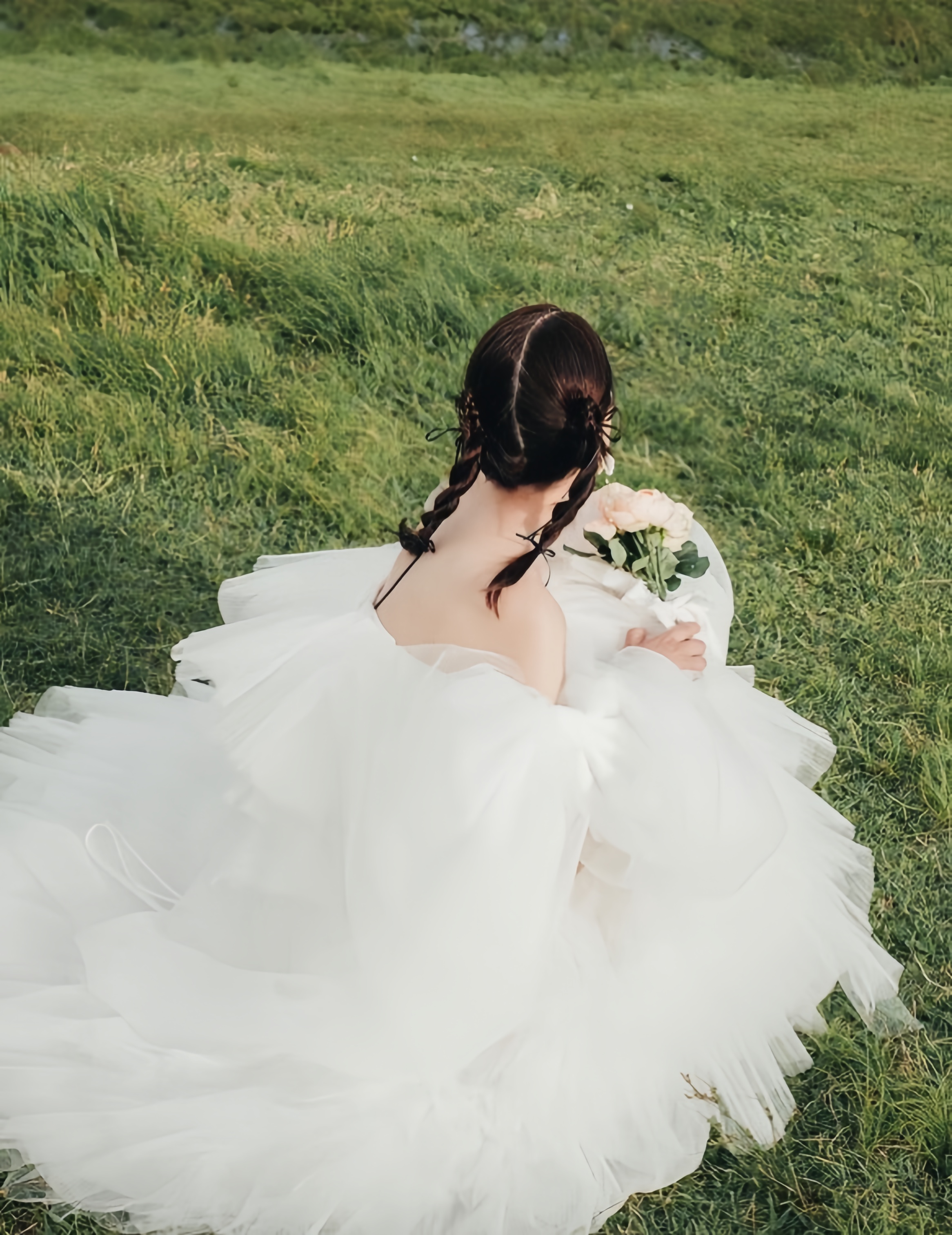 実例写真！ウェディングドレス ベアトップ リボン 柔らかく重ねたチュールスカート 可愛い 結婚式 前撮り
