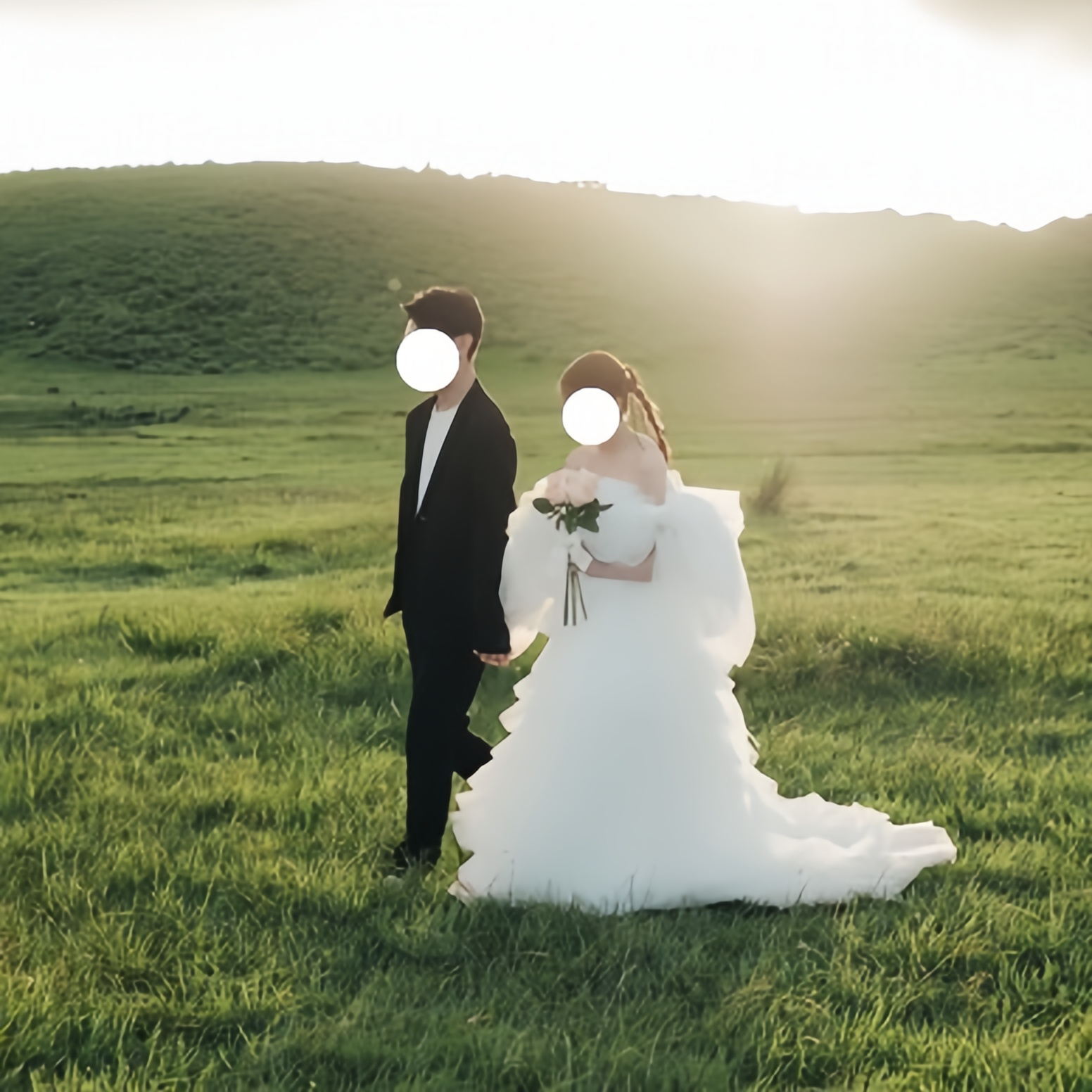 実例写真！ウェディングドレス ベアトップ リボン 柔らかく重ねたチュールスカート 可愛い 結婚式 前撮り