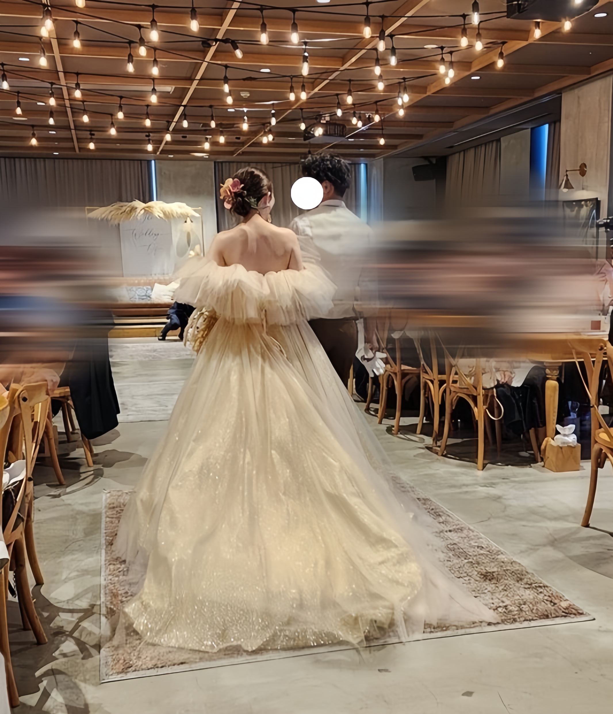 実例写真！カラードレス シャンパン色 オフショルダー キラキラグリッターチュール 編み上げ 花嫁 ウェディングドレス