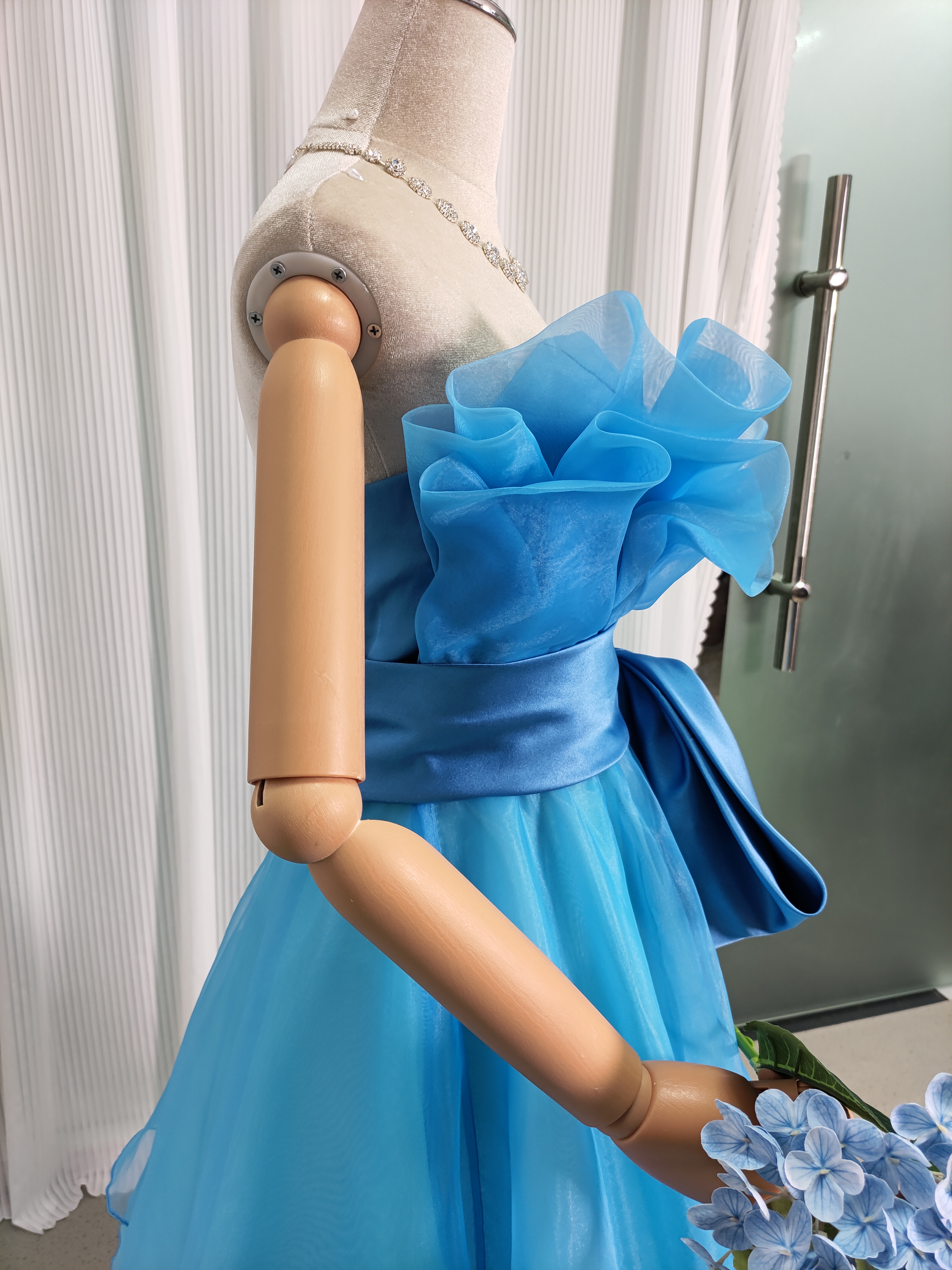 カラードレス ブルー 上質オーガンジー ラッフルフリル デザイン感 リボン 可愛い ミニワンピース