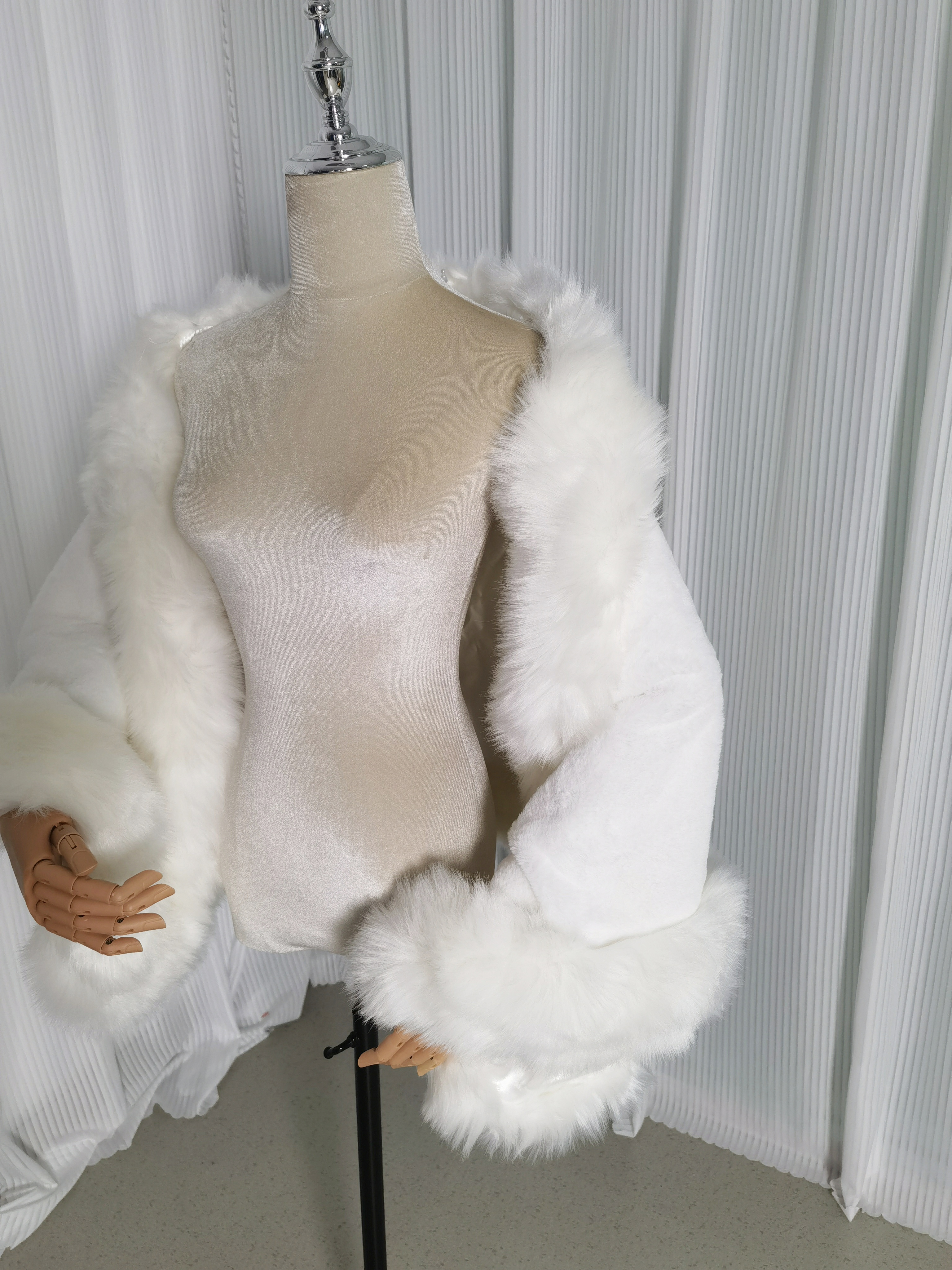 上品！ポンチョ 快適な生地 冬婚 音楽会 大人っぽい エレガント オフホワイト