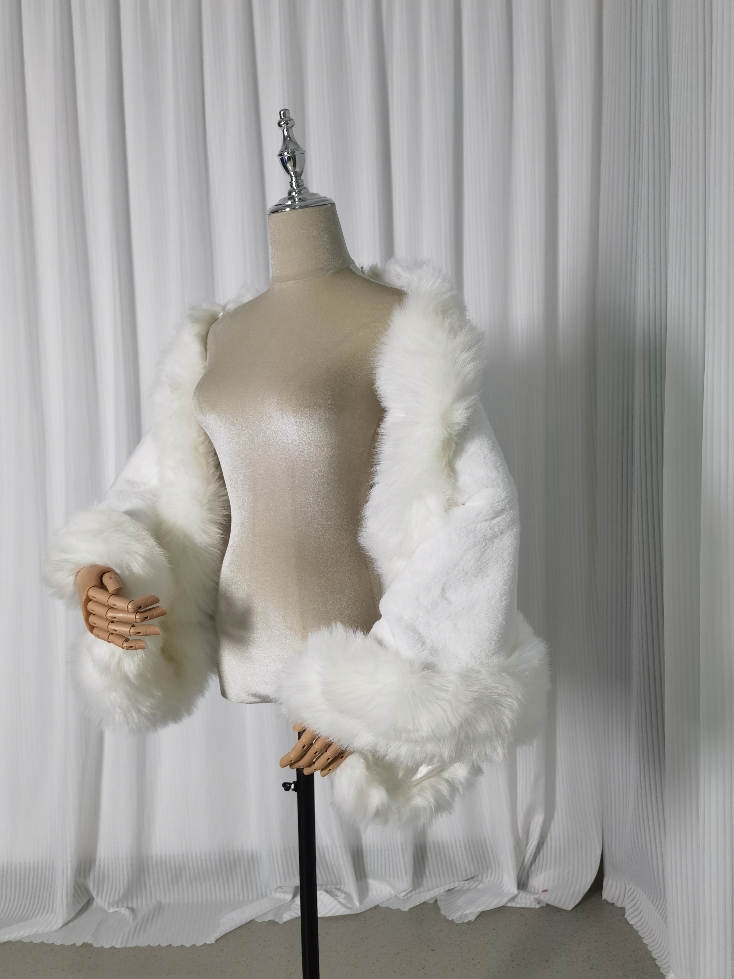 上品！ポンチョ 快適な生地 冬婚 音楽会 大人っぽい エレガント オフホワイト