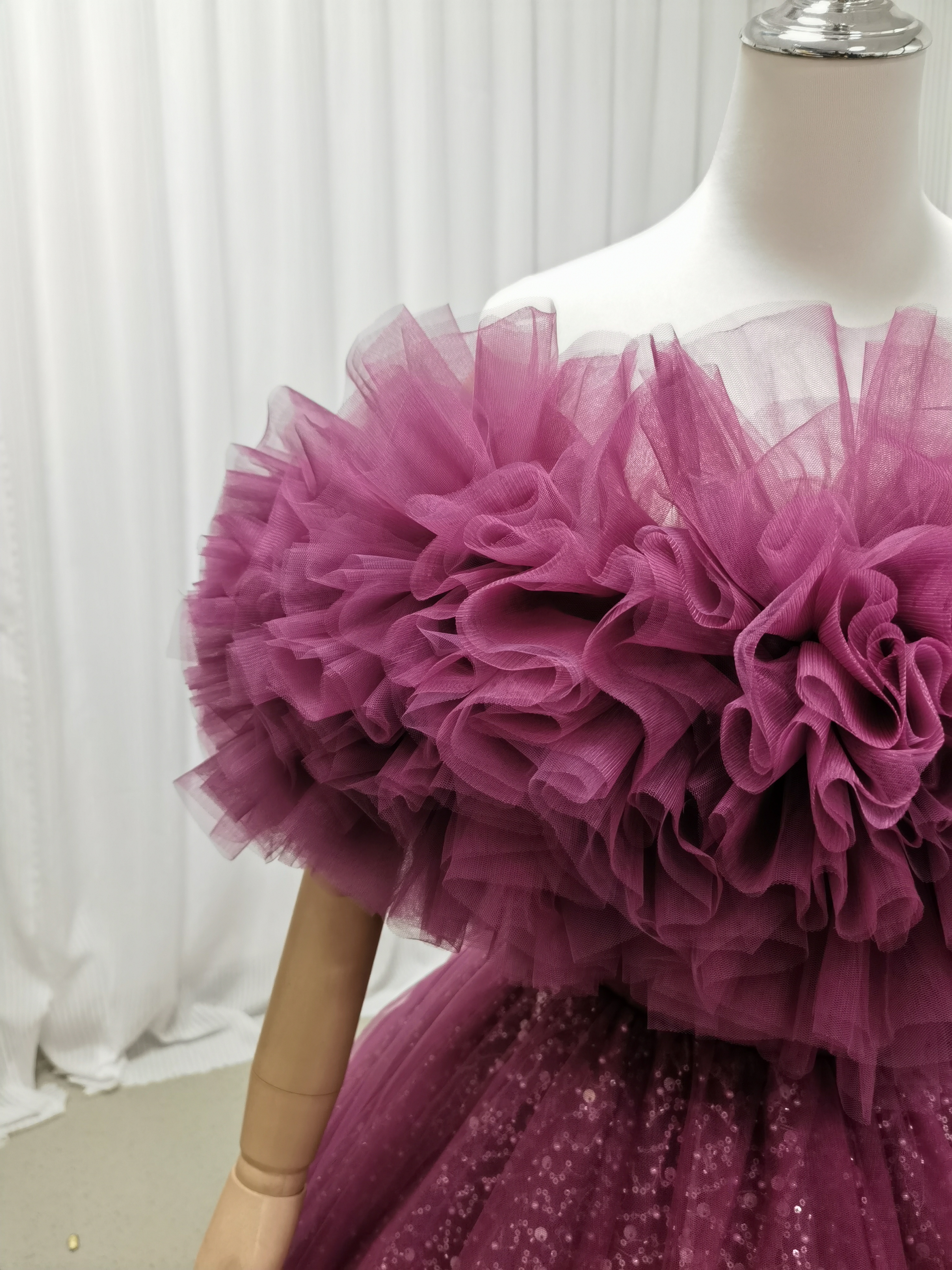 カラードレス ビビッドピンク オフショルダー キラキラチュール ボリュームドレス 花嫁 前撮り