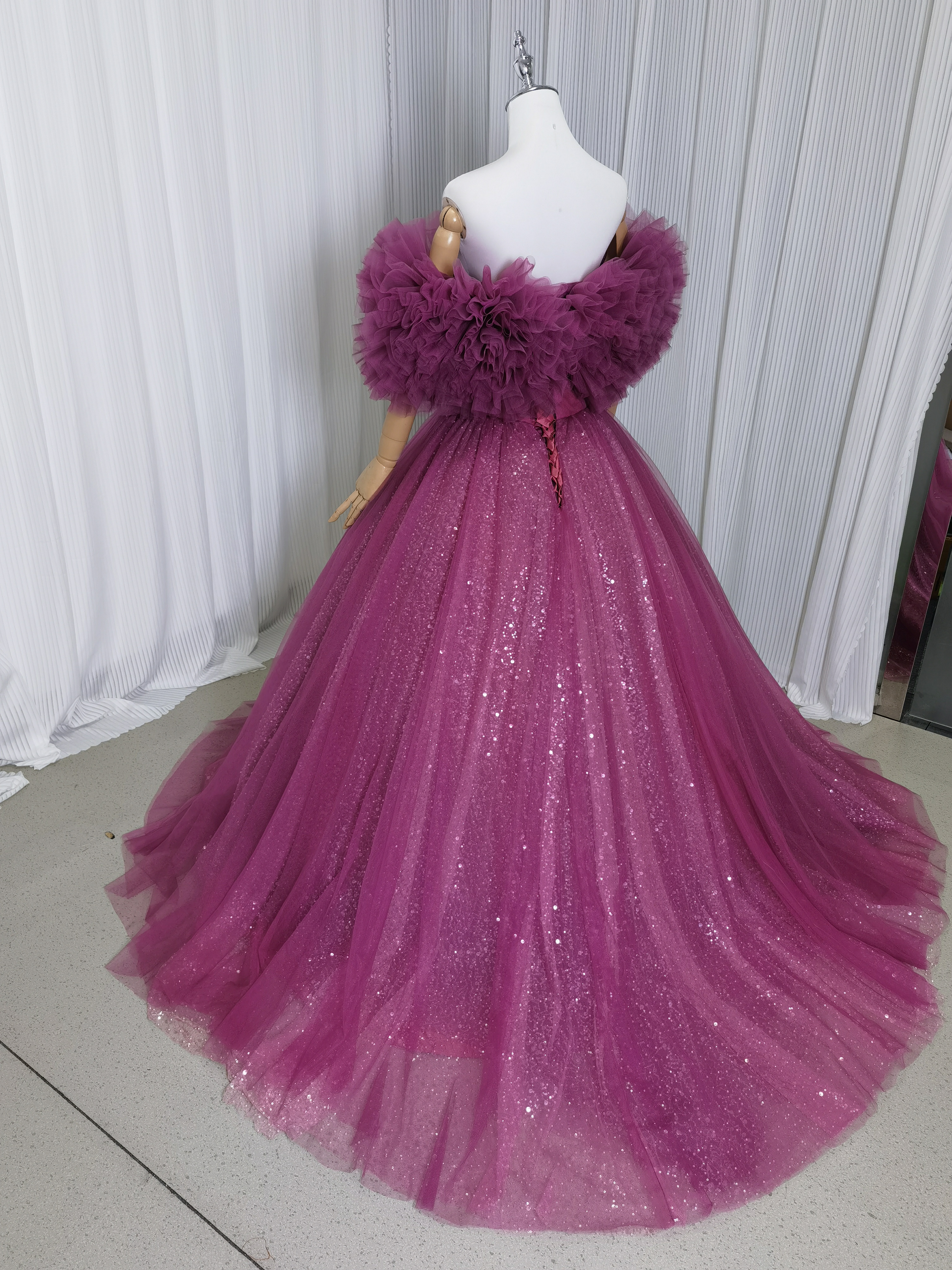 カラードレス ビビッドピンク オフショルダー キラキラチュール ボリュームドレス 花嫁 前撮り