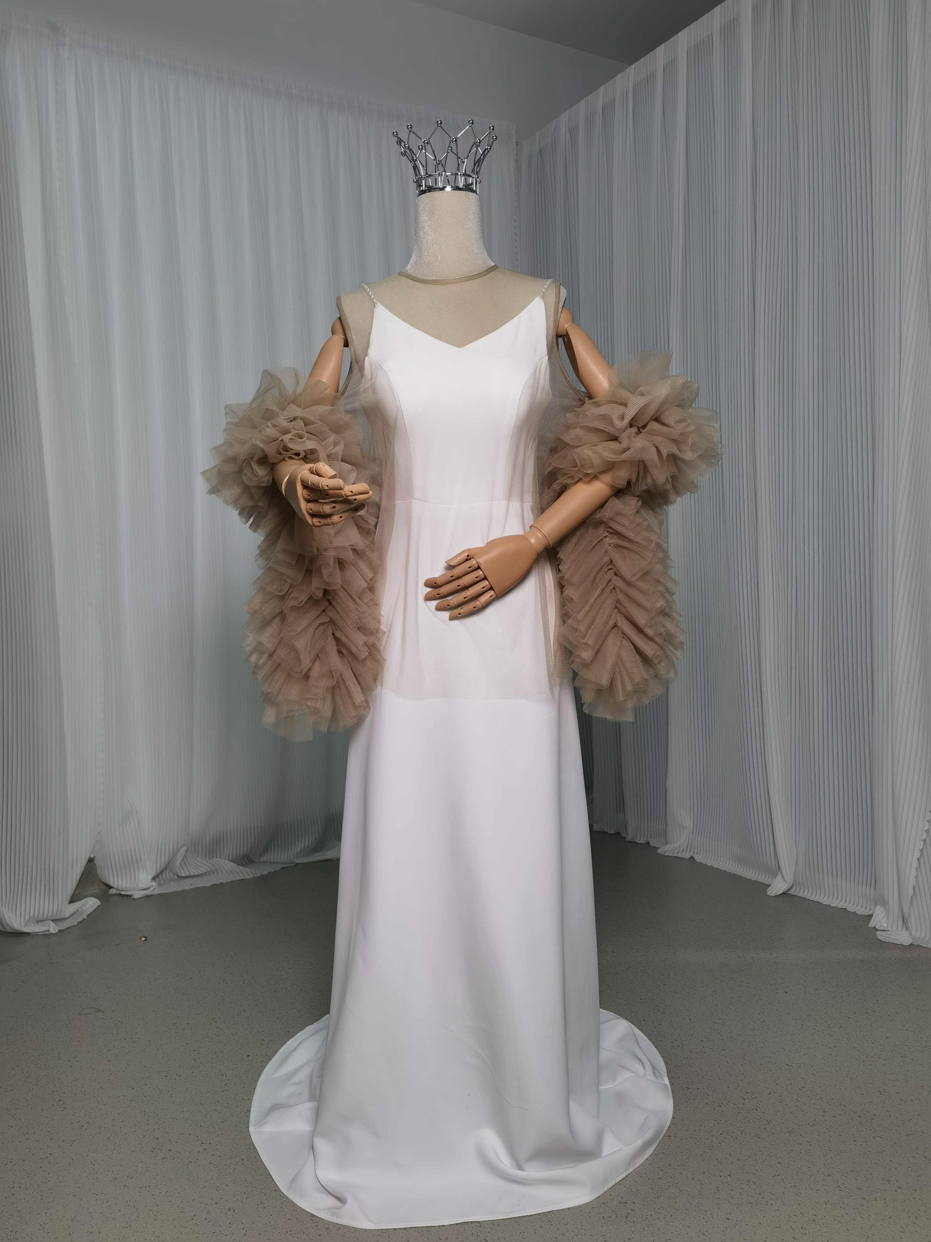 ウェディングドレス ケープ風ドレス ラッフルフリル ベージュ 披露宴/結婚式 ふわふわ 優雅なシルエット