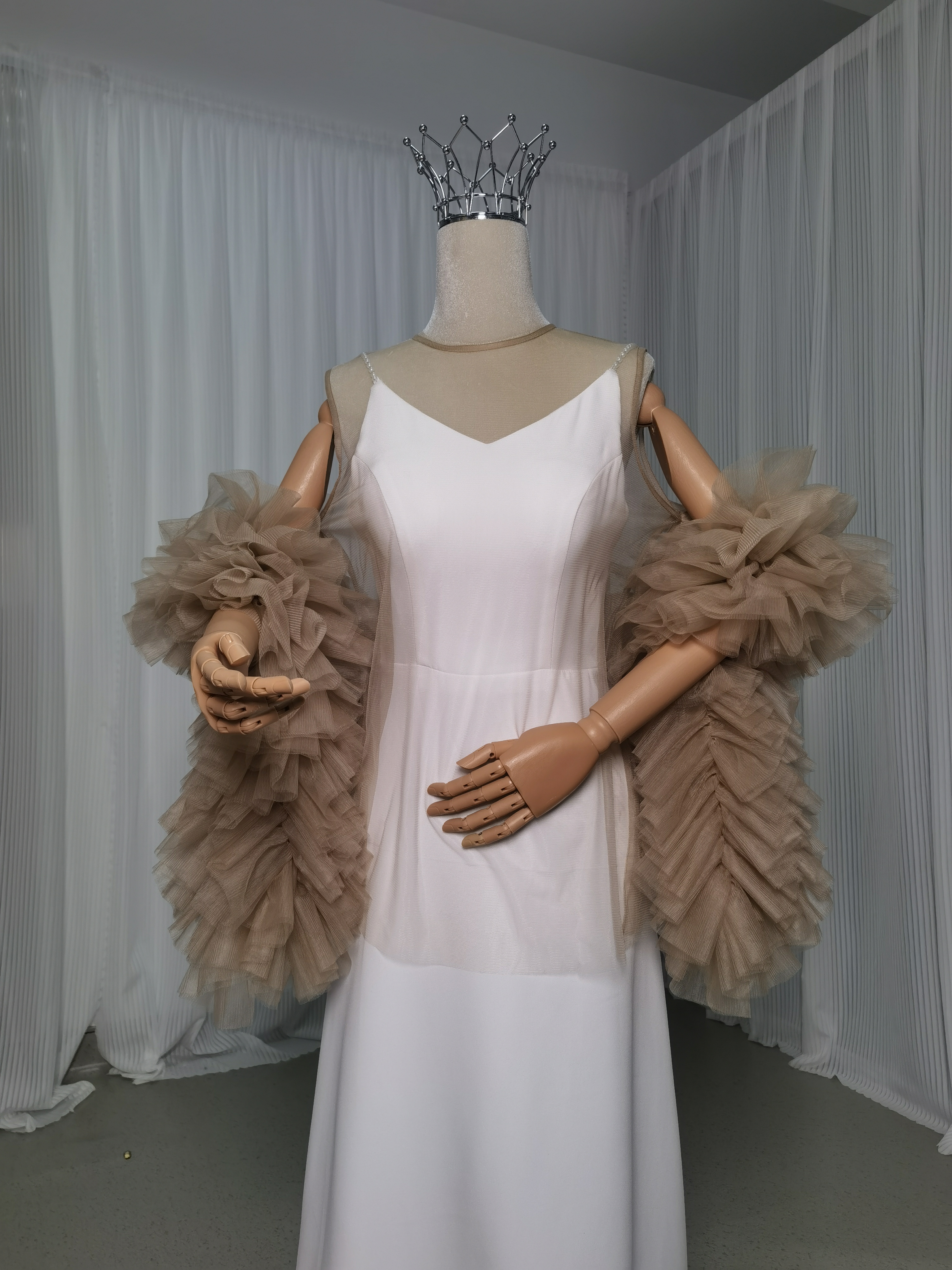 ウェディングドレス ケープ風ドレス ラッフルフリル ベージュ 披露宴/結婚式 ふわふわ 優雅なシルエット