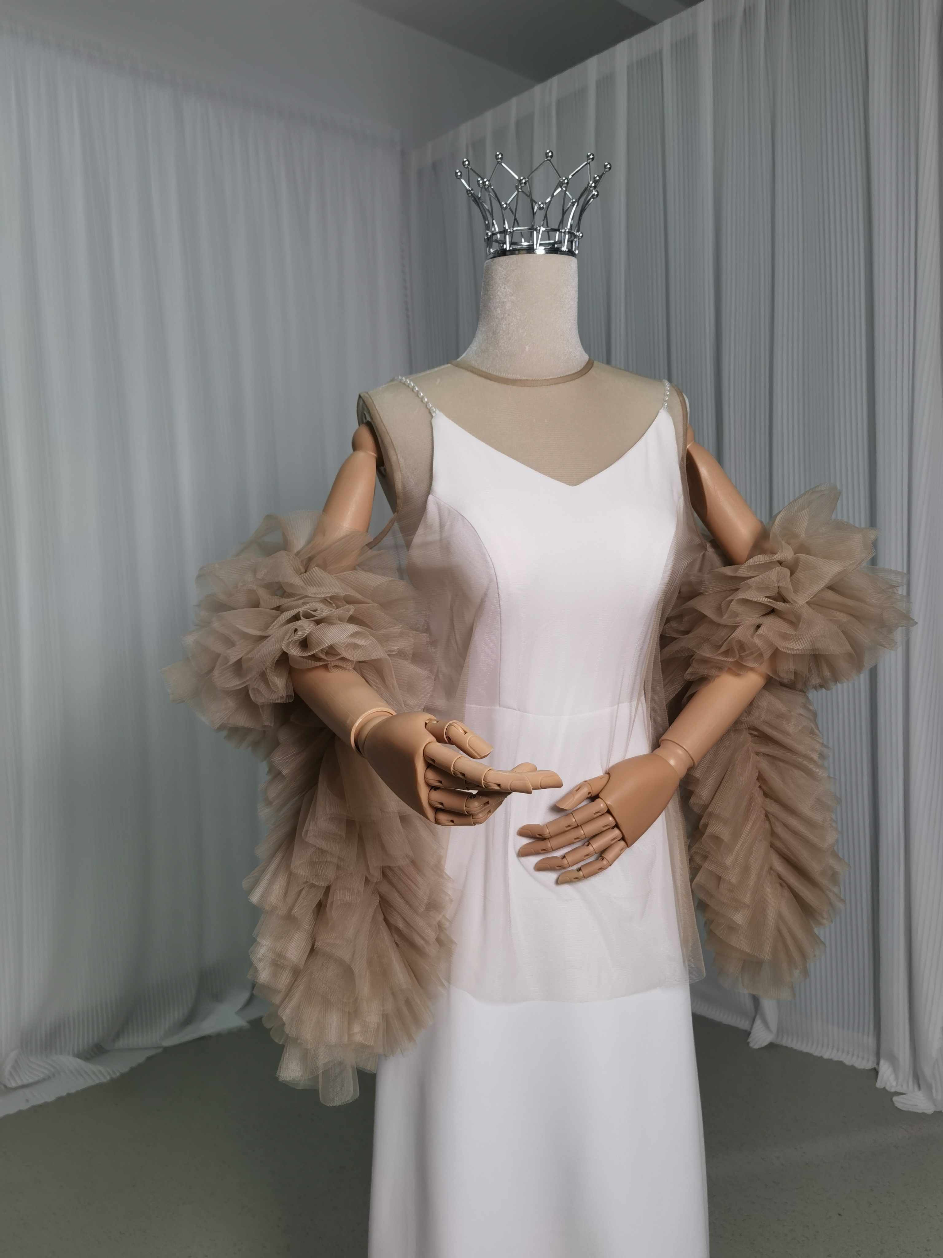 ウェディングドレス ケープ風ドレス ラッフルフリル ベージュ 披露宴/結婚式 ふわふわ 優雅なシルエット